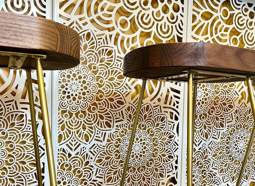 Réalisation graphique de panneaux en découpe laser pour le restaurant Le Greco à Aubenas