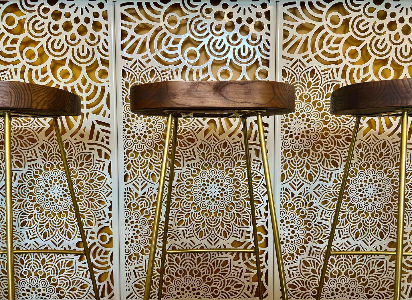 Réalisation graphique de panneaux en découpe laser pour le restaurant Le Greco à Aubenas