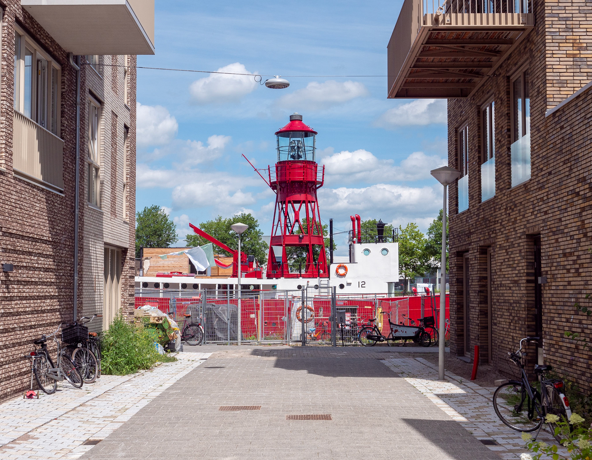 lichtschip voor de deur. Te koop voor 2 miljoen!
