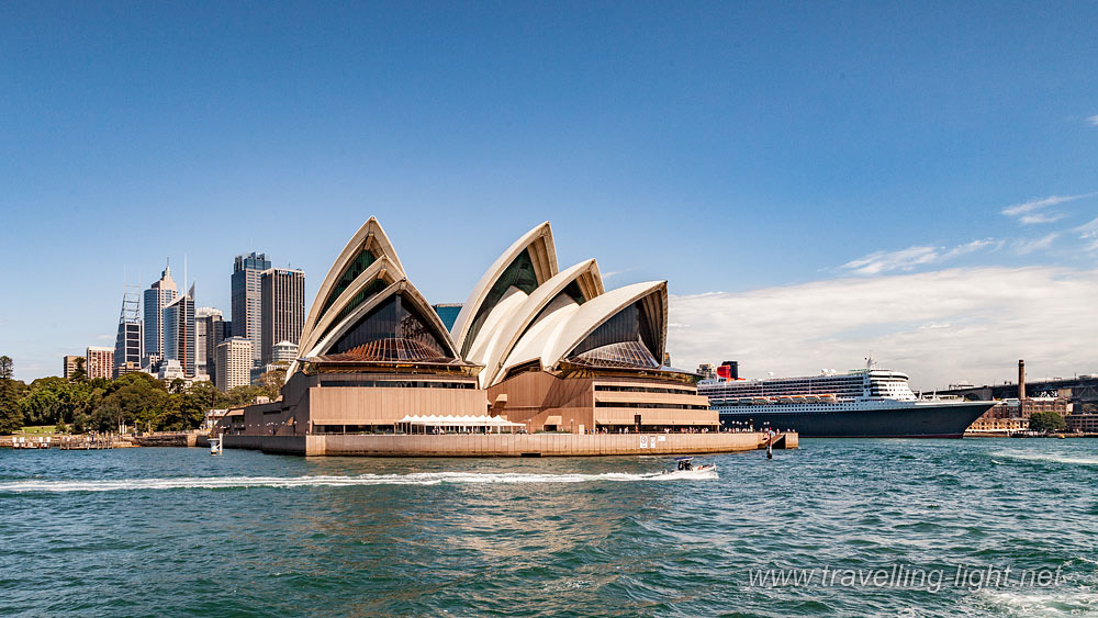 Sydney Opera House and Queen Mary 2