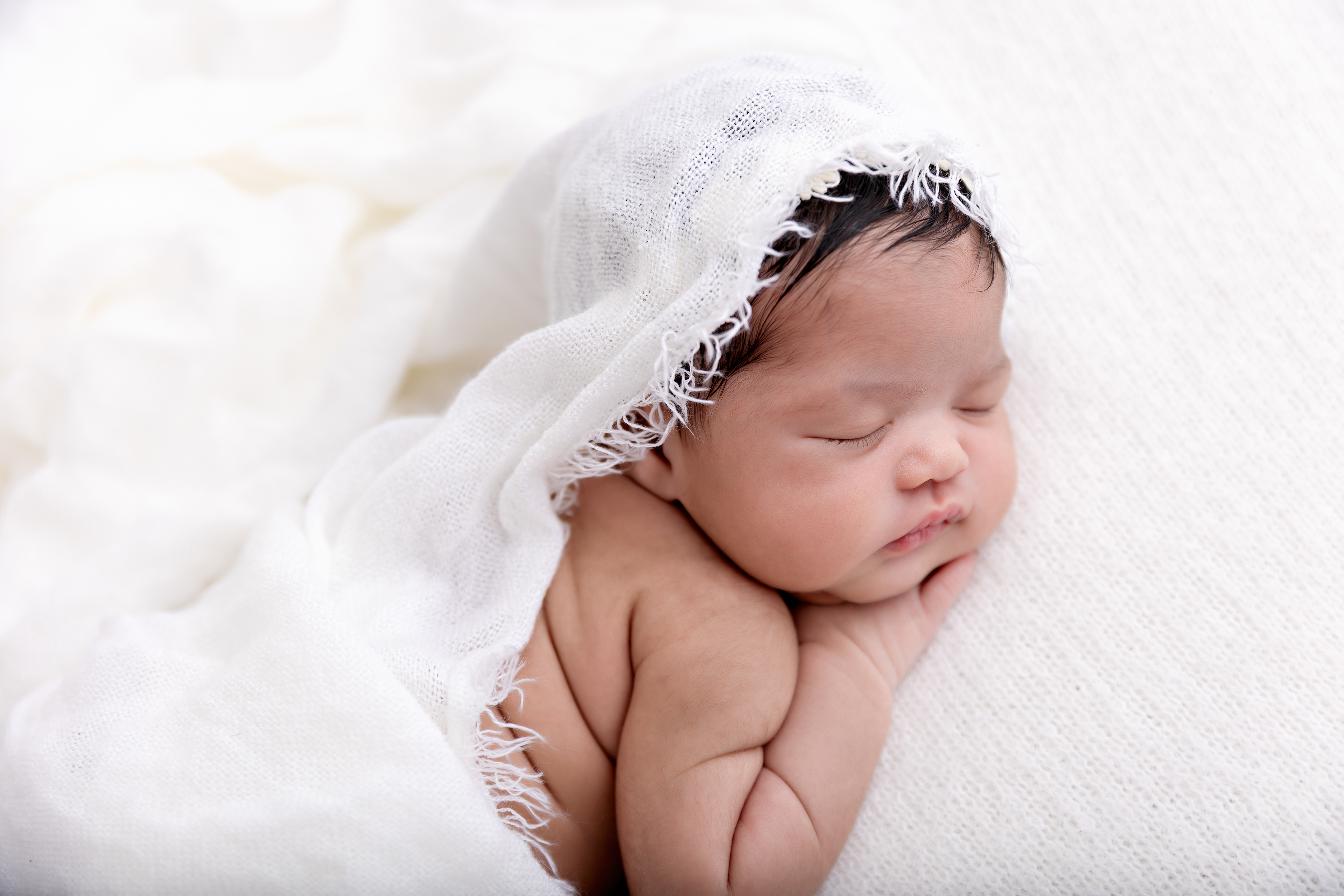 studio newborn photographer Tauranga, safe newborn photography, baby portrait studio Papamoa, baby led newborn photography, neutral newborn wraps, minimalist baby photos, tiny baby details photography