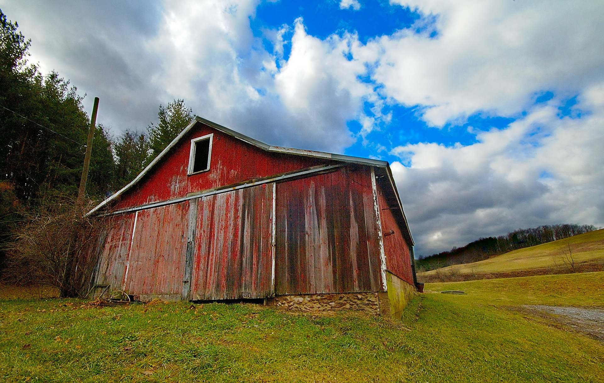 A rundown barn in western Maryland. I spent about an hour driving around looking for something to take a picture of. This is the only thing I found. Maryland is a very pretty place, but I just couldn’t find anything worth shooting.