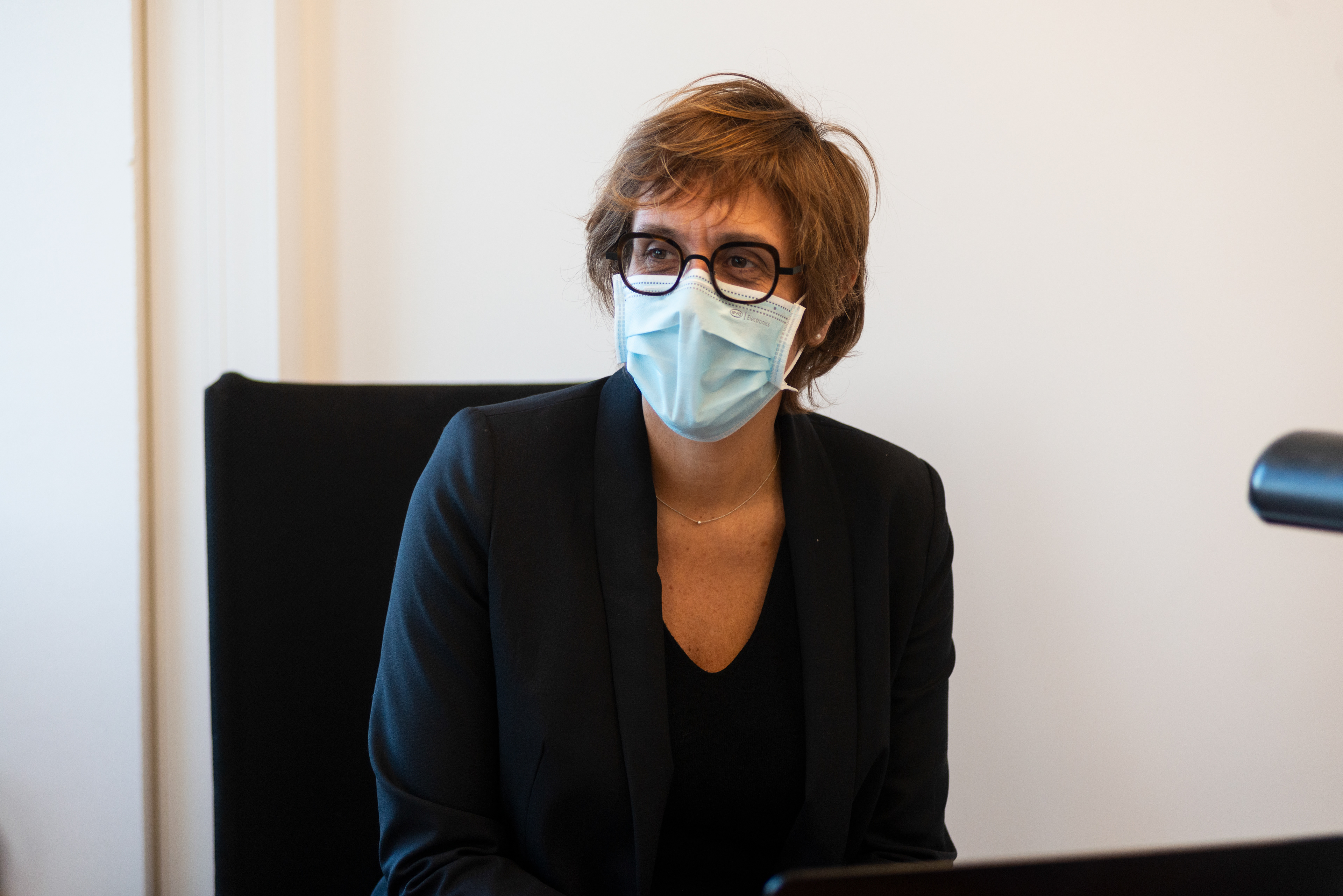 Christine Merckelhagh, fondatrice gérante de Label Gamelle dans son bureau le premier jour de production de repas au Label Gamelle. Label Gamelle est une cuisine centrale où mitonner des repas de grande qualité pour les plus démunis.Label Gamelle est ainsi une entreprise au service de l’humain qui concilie activité économique et utilité sociale. Une entreprise d'insertion, la grande majorité des employés de Label gamelle sont des personnes recrutées en contrat à durée déterminée d’insertion (CDDI). Montreuil, France.