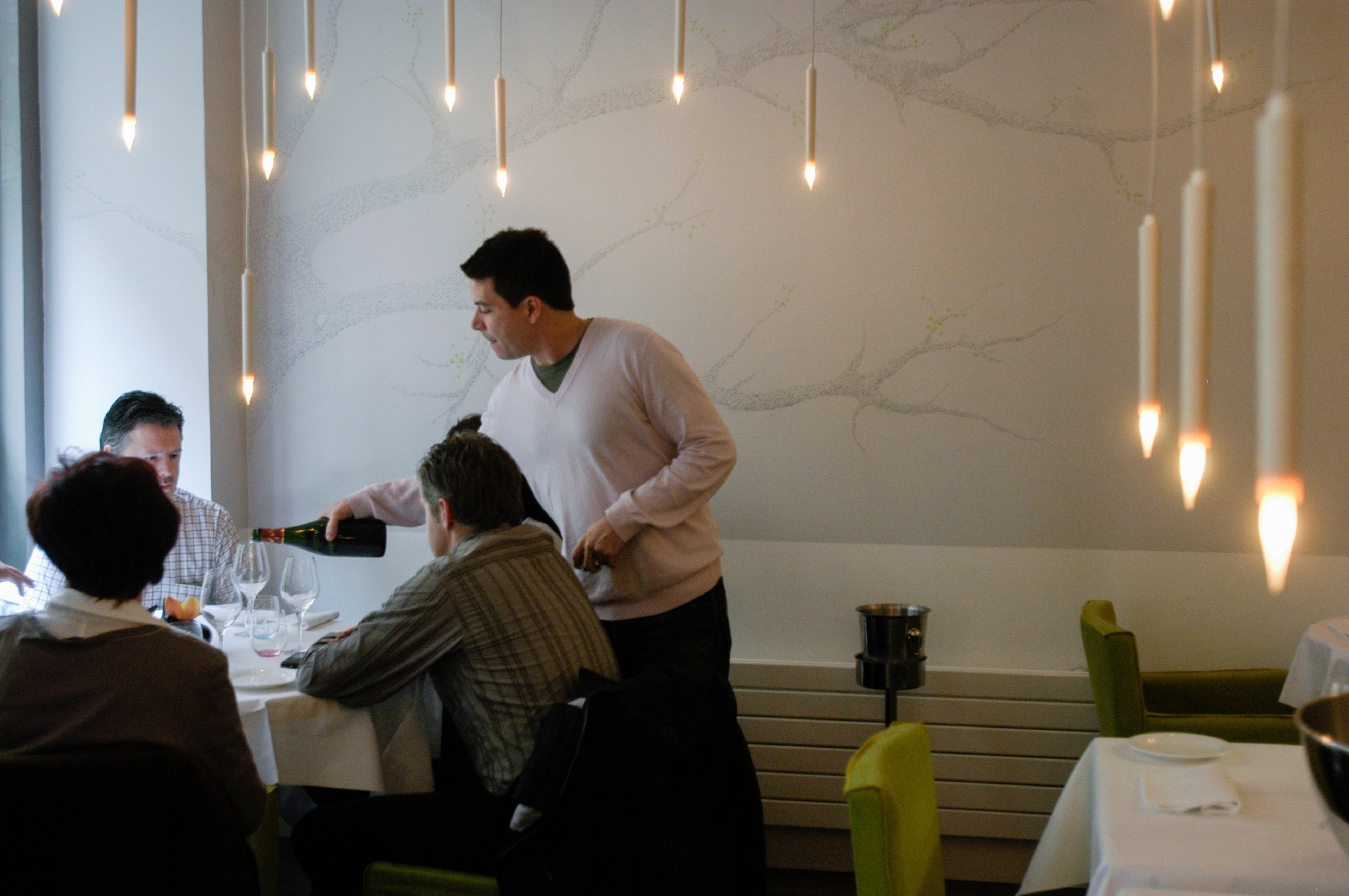 Le Bigarrade, restaurant double étoilé, dans le quartier des Batignoles de Paris.