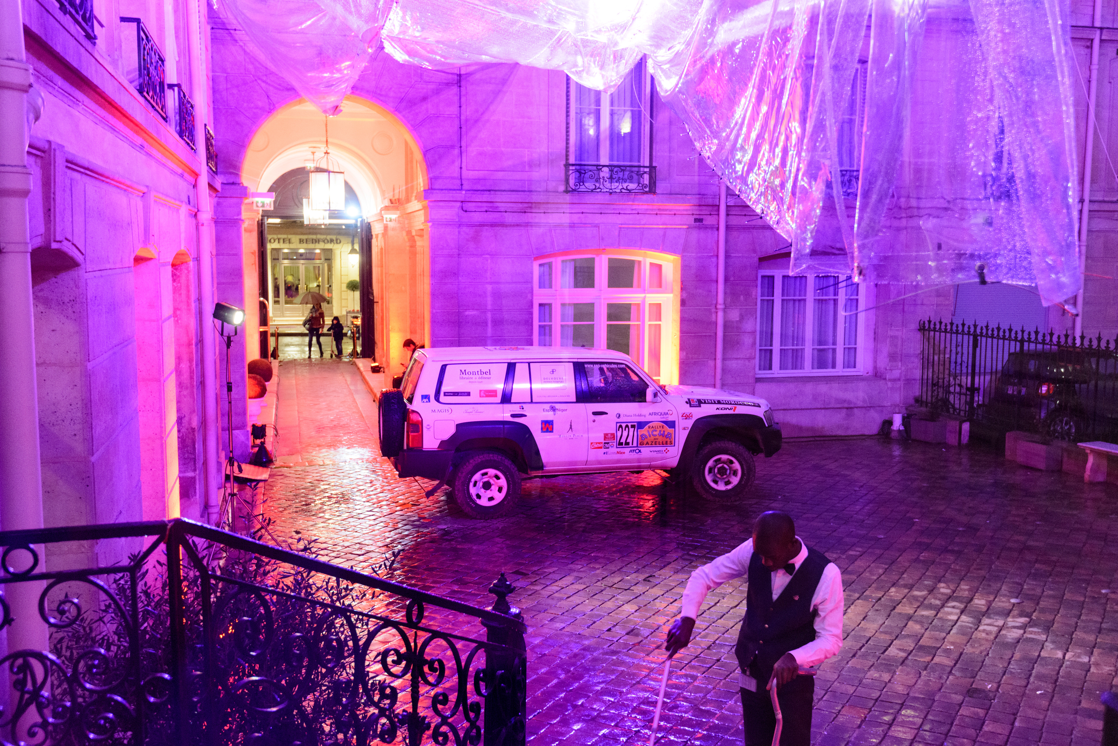 Pot de départ d'Isabelle et d'Inès, et leur 4X4, au Maroc pour Le Rallye des Gazelles (rallye féminin) à l'Hôtel Alfred Sommier. Paris, France.