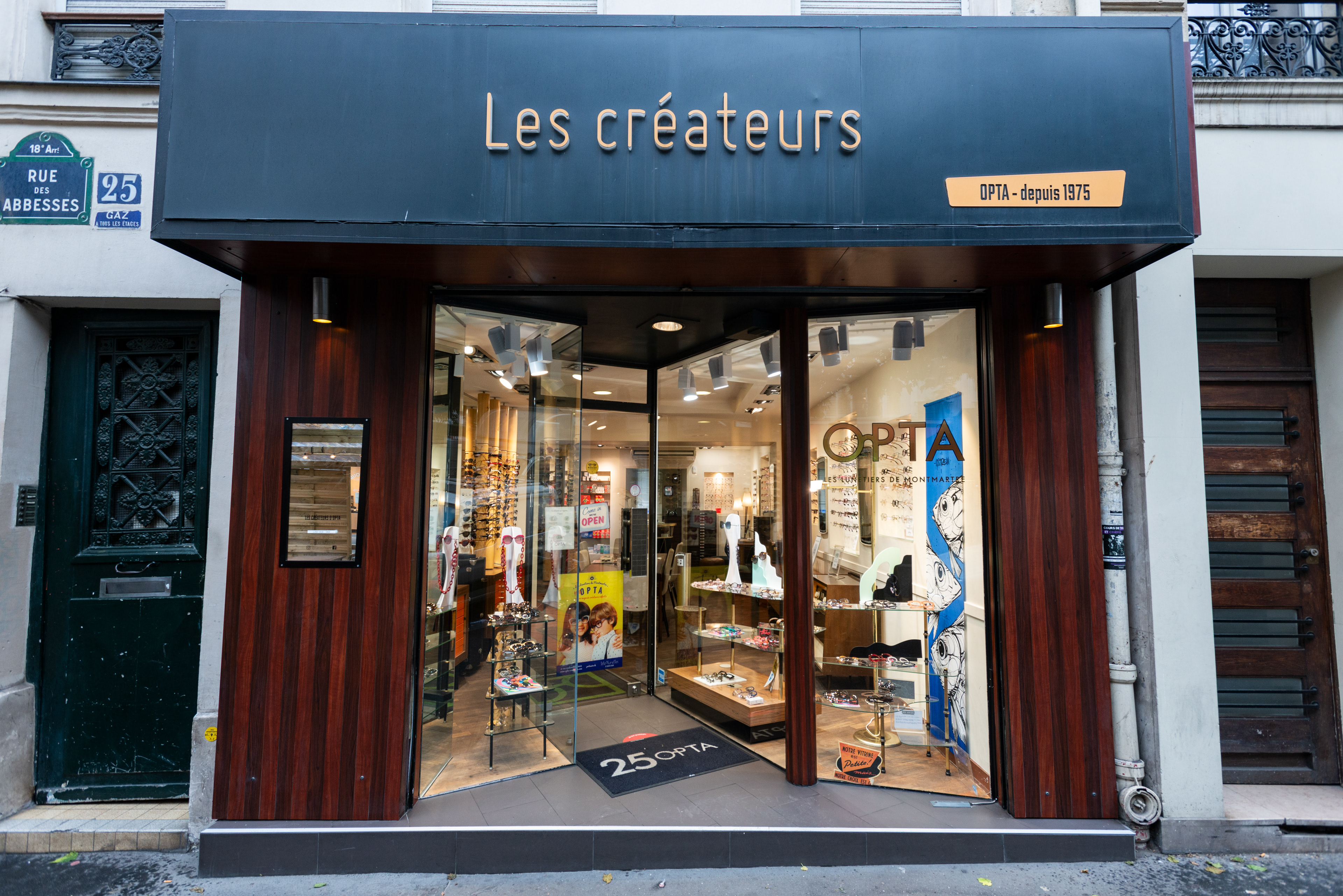 Les créateurs Opta au 25 rue des Abbesses à Montmartre. Paris, France.