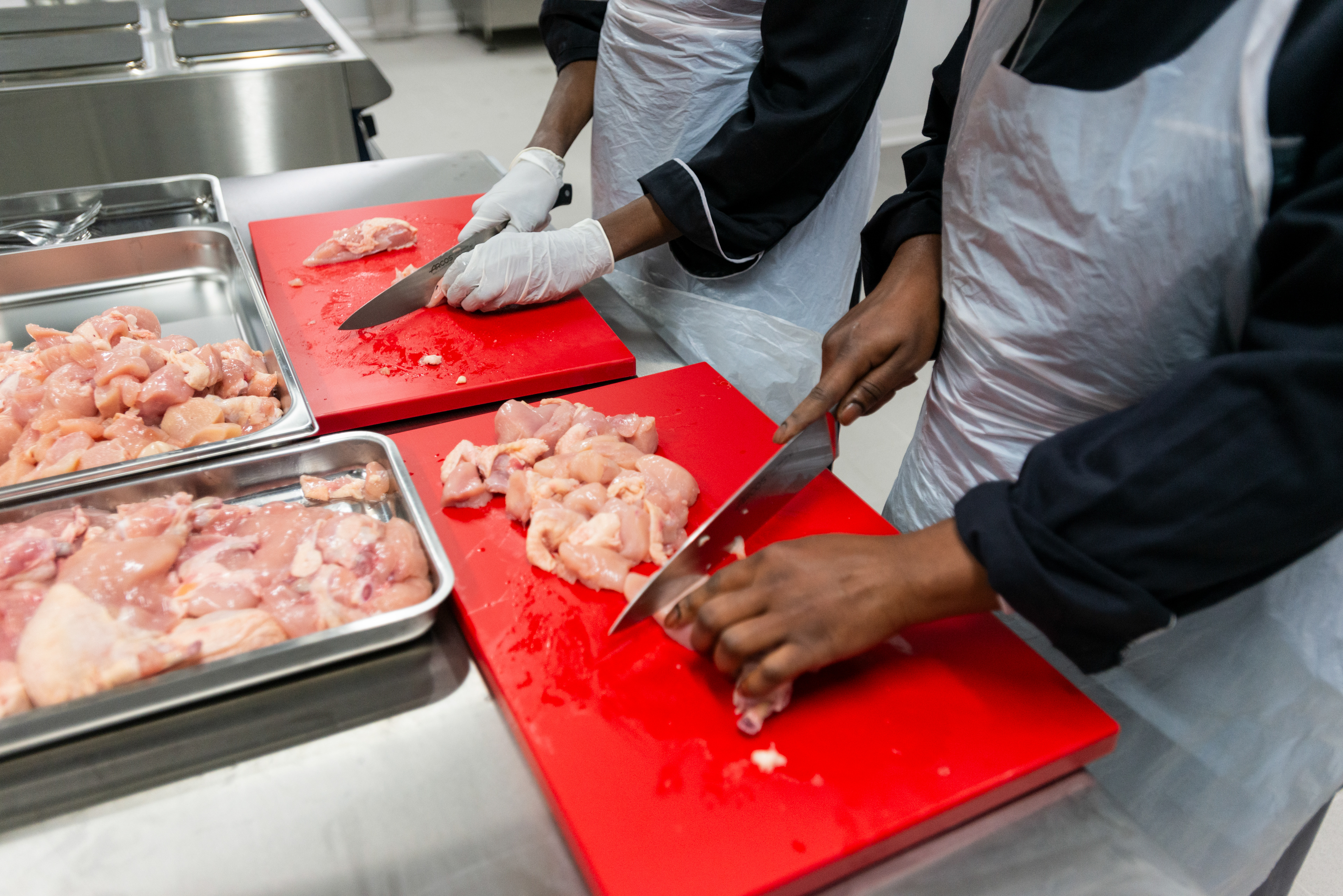 L'équipe de Label Gamelle demarre l'activité de l'entreprise le premier jour de production de repas. Label Gamelle est une cuisine centrale où mitonner des repas de grande qualité pour les plus démunis.Label Gamelle est ainsi une entreprise au service de l’humain qui concilie activité économique et utilité sociale. Une entreprise d'insertion, la grande majorité des employés de Label gamelle sont des personnes recrutées en contrat à durée déterminée d’insertion (CDDI). Montreuil, France.