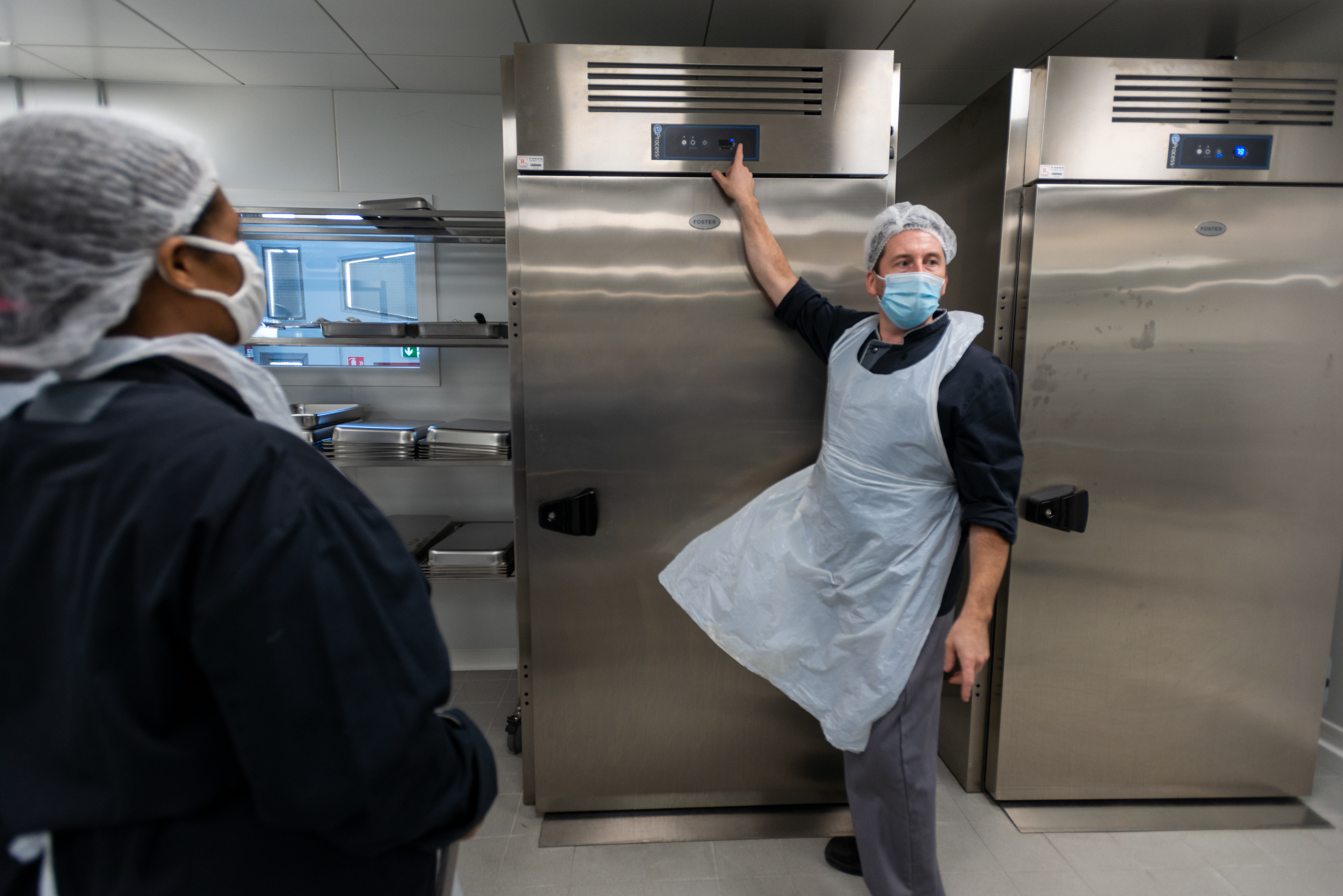 Vincent Dautry, co-fondateur de Label Gamelle, explique le funcionnement de la chaine du froid à son équipe le premier jour de production de repas. Label Gamelle est une cuisine centrale où mitonner des repas de grande qualité pour les plus démunis.Label Gamelle est ainsi une entreprise au service de l’humain qui concilie activité économique et utilité sociale. Une entreprise d'insertion, la grande majorité des employés de Label gamelle sont des personnes recrutées en contrat à durée déterminée d’insertion (CDDI). Montreuil, France.