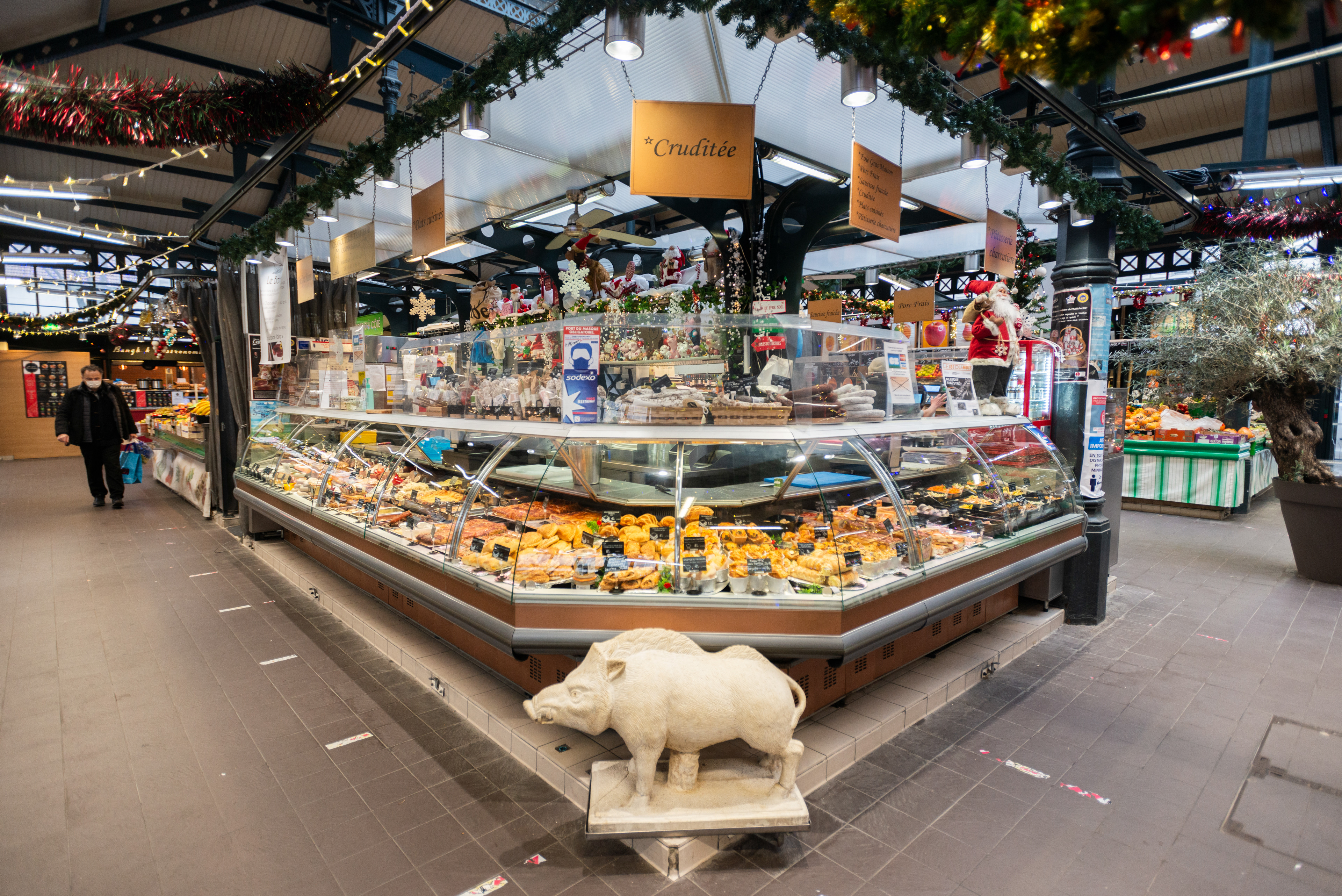 Charcuterie-traiteur Campin dans le Marché de l'Olive. Paris, France.