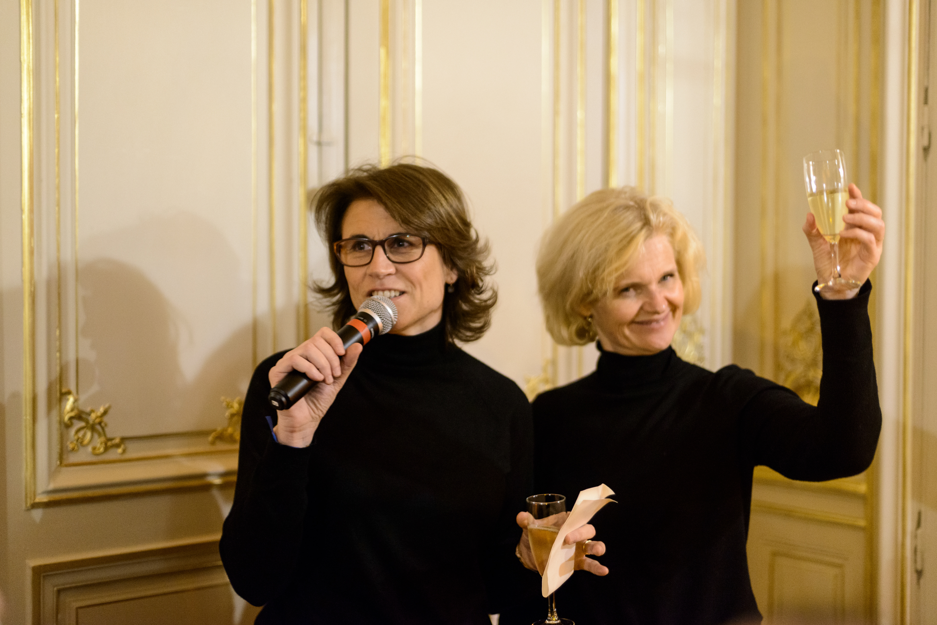 Pot de départ d'Isabelle et d'Inès, et leur 4X4, au Maroc pour Le Rallye des Gazelles (rallye féminin) à l'Hôtel Alfred Sommier. Paris, France.