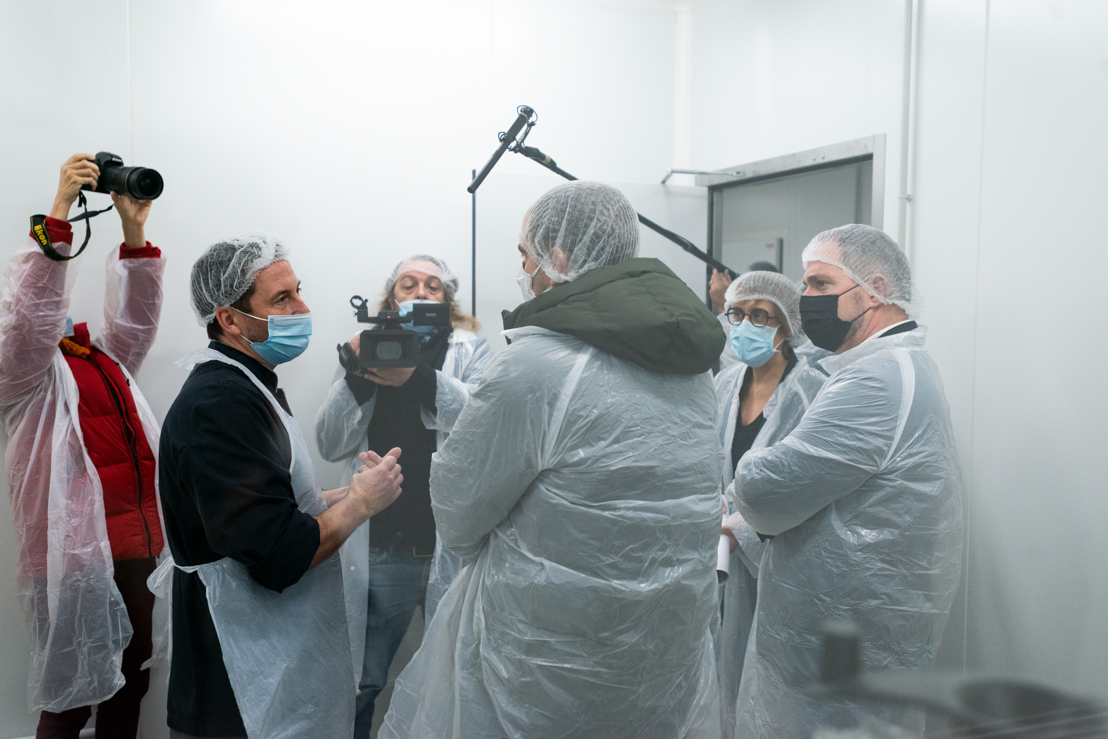 Patrice Bessac, le maire de Montreuil, en visite à l'entreprise Label Gamelle le premier jour de production de repas. Label Gamelle est une cuisine centrale où mitonner des repas de grande qualité pour les plus démunis.Label Gamelle est ainsi une entreprise au service de l’humain qui concilie activité économique et utilité sociale. Une entreprise d'insertion, la grande majorité des employés de Label gamelle sont des personnes recrutées en contrat à durée déterminée d’insertion (CDDI). Montreuil, France..