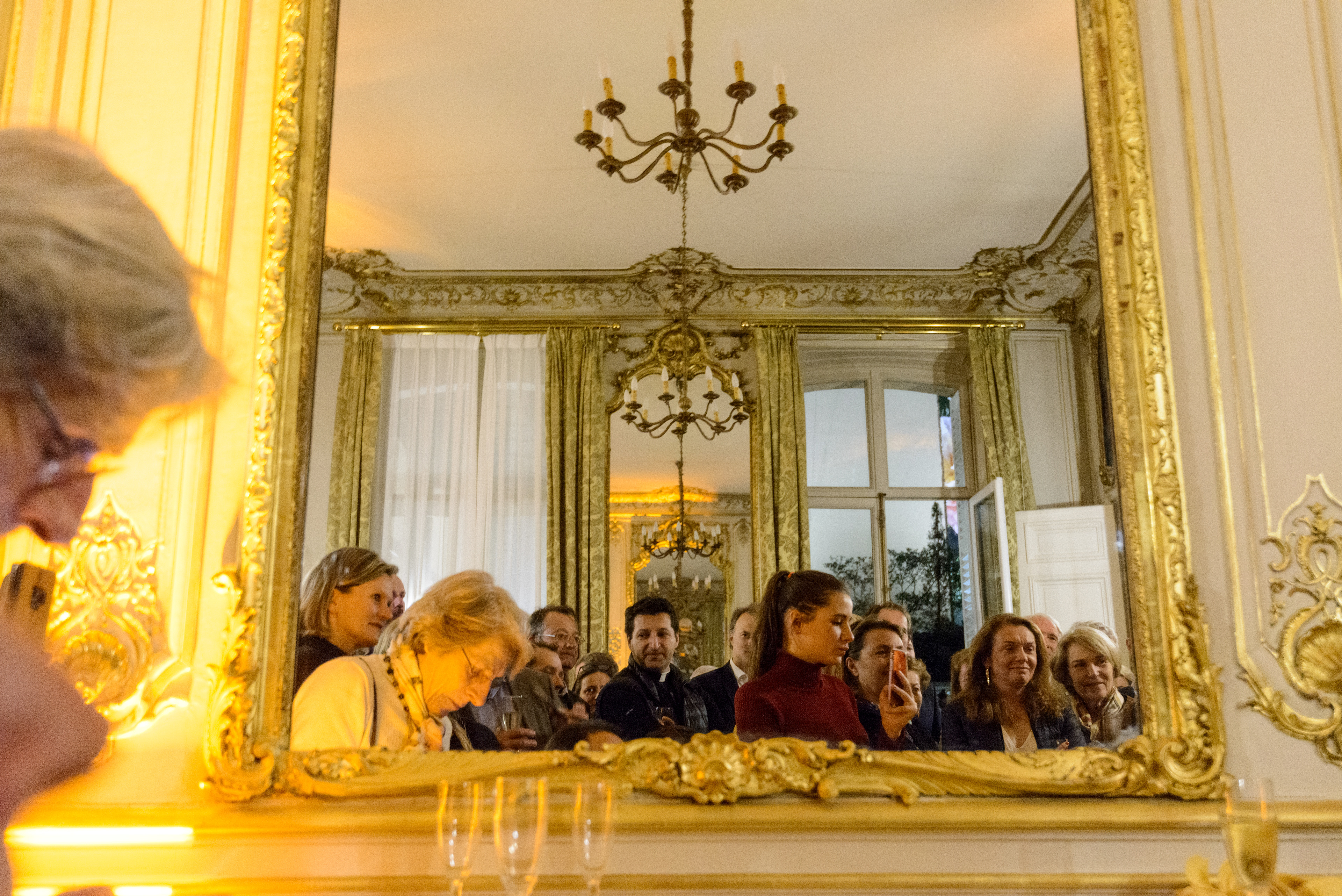Pot de départ d'Isabelle et d'Inès, et leur 4X4, au Maroc pour Le Rallye des Gazelles (rallye féminin) à l'Hôtel Alfred Sommier. Paris, France.