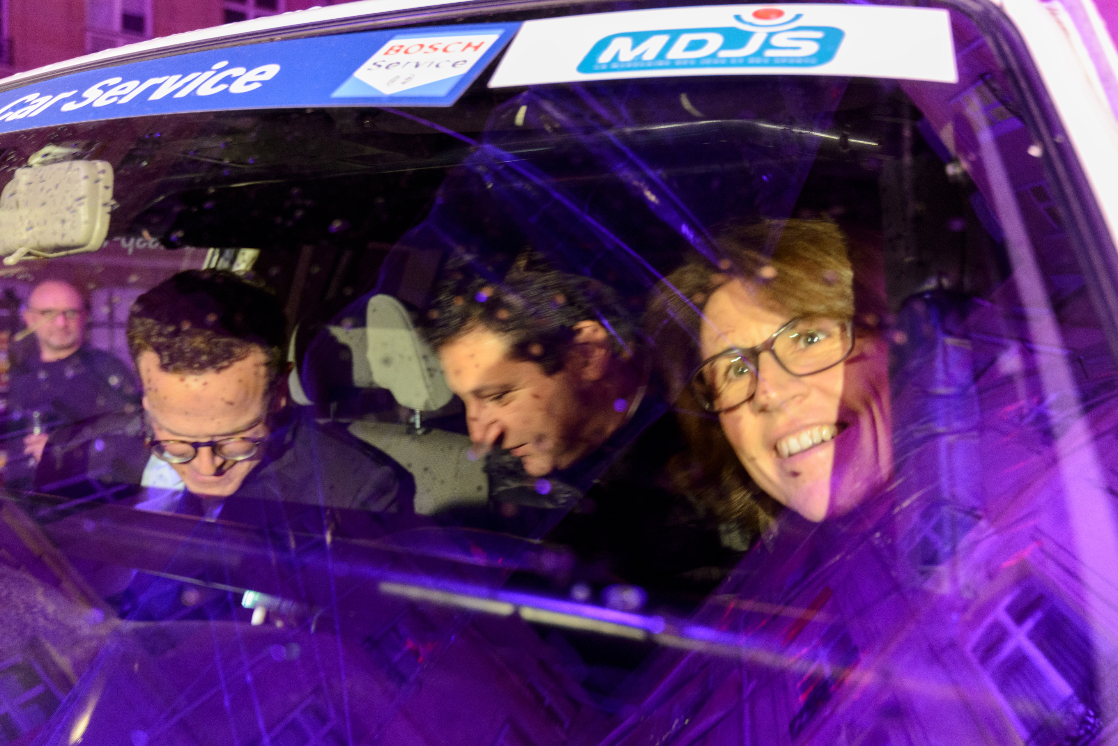 Pot de départ d'Isabelle et d'Inès, et leur 4X4, au Maroc pour Le Rallye des Gazelles (rallye féminin) à l'Hôtel Alfred Sommier. Paris, France.