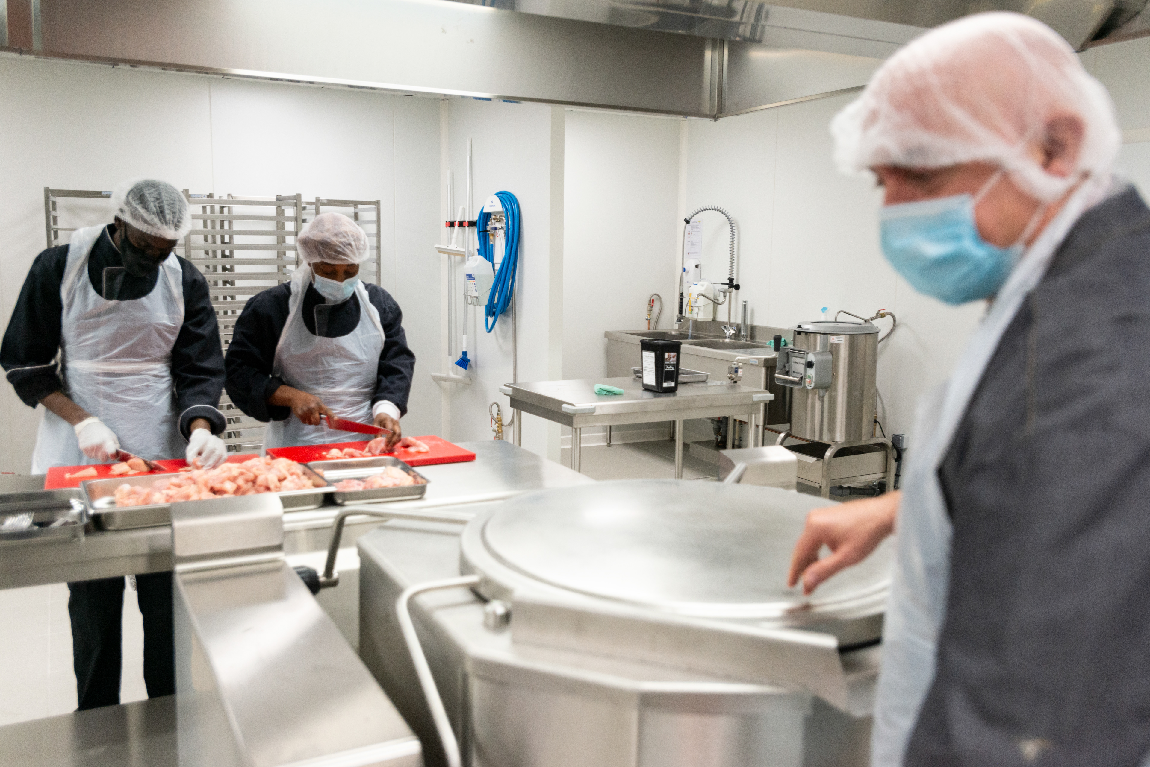 L'équipe de Label Gamelle demarre l'activité de l'entreprise le premier jour de production de repas. Label Gamelle est une cuisine centrale où mitonner des repas de grande qualité pour les plus démunis.Label Gamelle est ainsi une entreprise au service de l’humain qui concilie activité économique et utilité sociale. Une entreprise d'insertion, la grande majorité des employés de Label gamelle sont des personnes recrutées en contrat à durée déterminée d’insertion (CDDI). Montreuil, France.