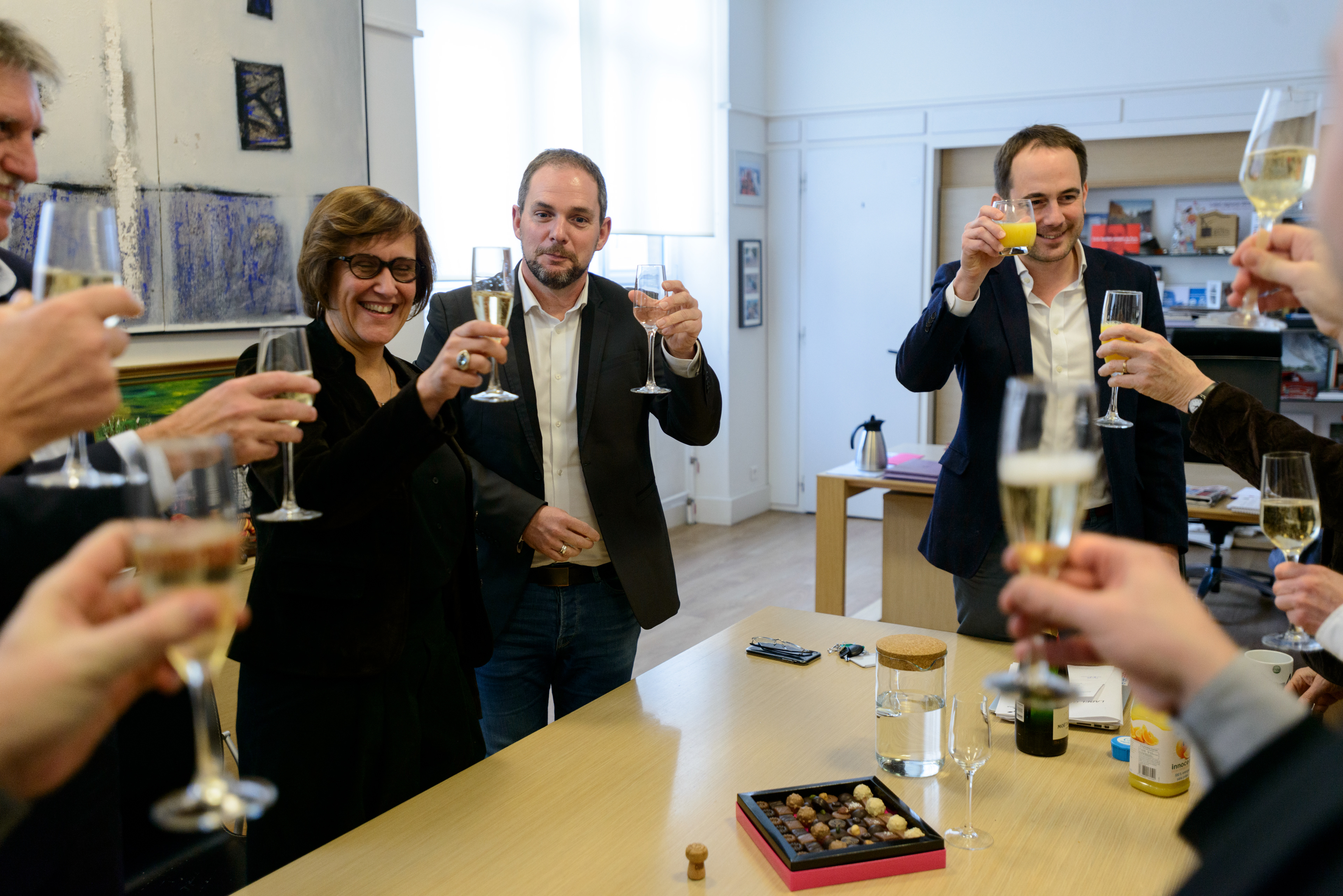 Christine Merckelhagh, fondatrice gérante de Label Gamelle, et son équipe avec Patrice Bessac, maire de la ville de Montreuil, célèbrent la signature du bail commercial du future local de l'entreprise au site industriel Mozinor. Label Gamelle est une cuisine centrale où mitonner des repas de grande qualité pour les plus démunis.Label Gamelle est ainsi une entreprise au service de l’humain qui concilie activité économique et utilité sociale. Une entreprise d'insertion, la grande majorité des employés de Label gamelle sont des personnes recrutées en contrat à durée déterminée d’insertion (CDDI). Montreuil, France.