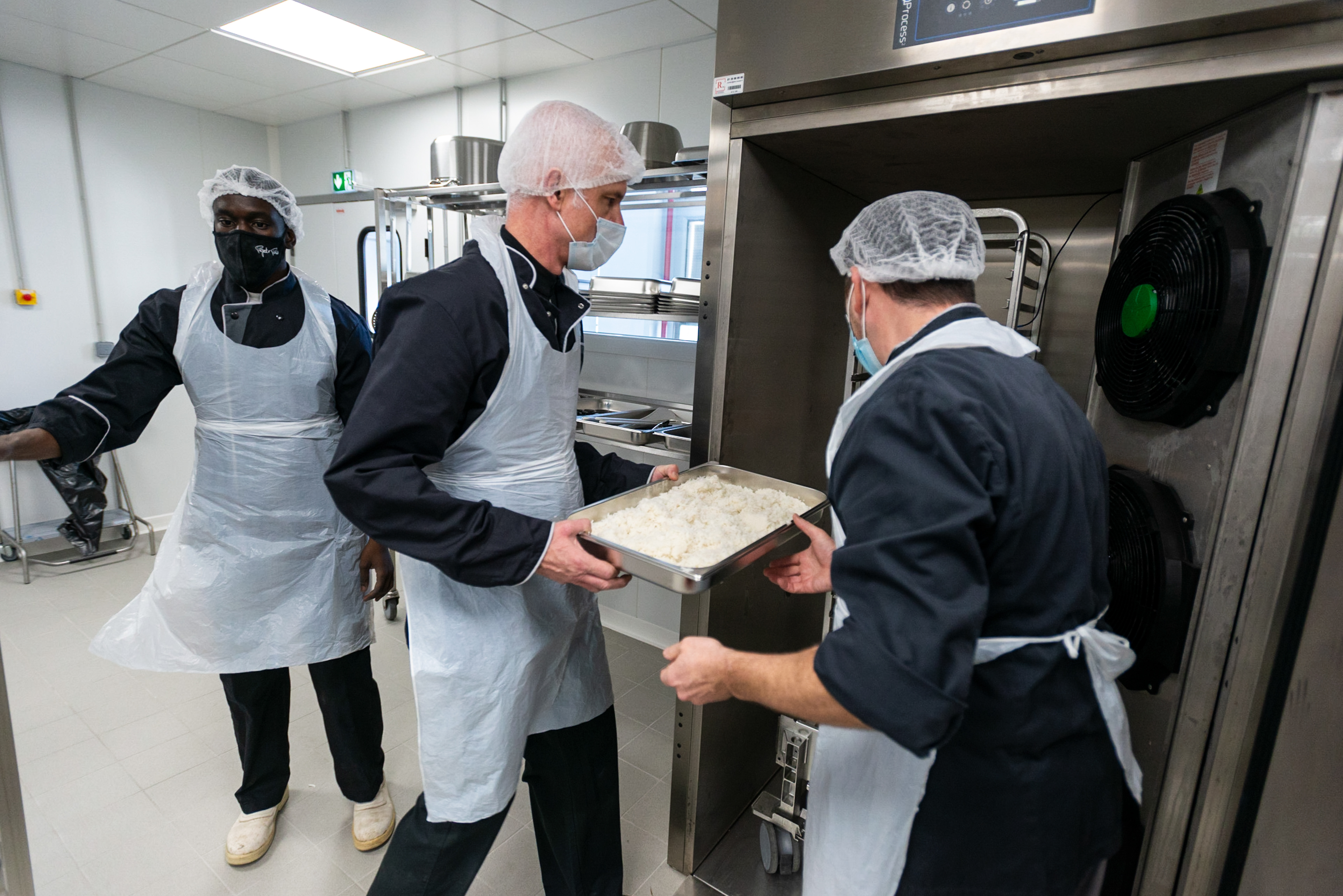 L'équipe de Label Gamelle demarre l'activité de l'entreprise le premier jour de production de repas. Label Gamelle est une cuisine centrale où mitonner des repas de grande qualité pour les plus démunis.Label Gamelle est ainsi une entreprise au service de l’humain qui concilie activité économique et utilité sociale. Une entreprise d'insertion, la grande majorité des employés de Label gamelle sont des personnes recrutées en contrat à durée déterminée d’insertion (CDDI). Montreuil, France.