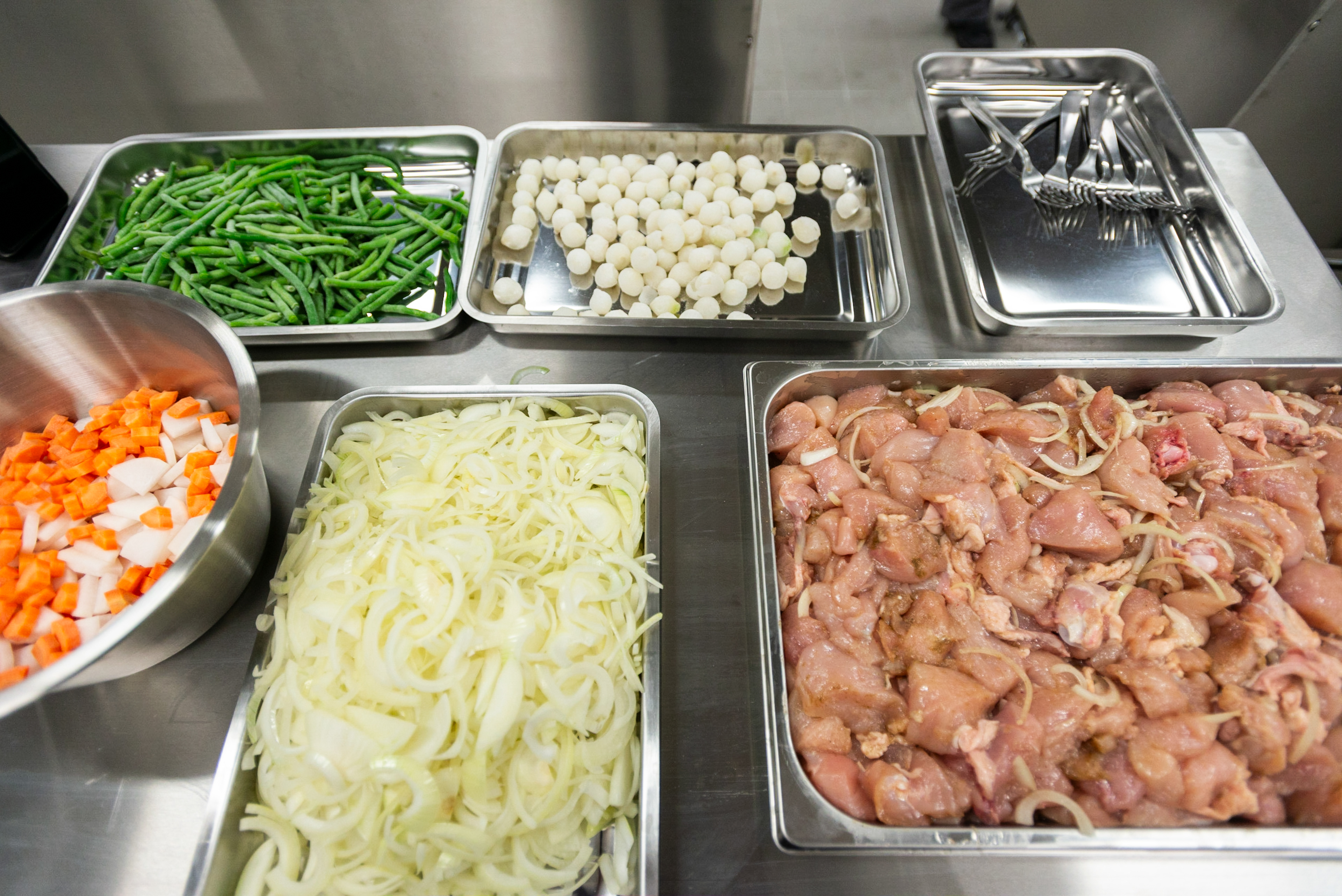 L'équipe de Label Gamelle demarre l'activité de l'entreprise le premier jour de production de repas. Label Gamelle est une cuisine centrale où mitonner des repas de grande qualité pour les plus démunis.Label Gamelle est ainsi une entreprise au service de l’humain qui concilie activité économique et utilité sociale. Une entreprise d'insertion, la grande majorité des employés de Label gamelle sont des personnes recrutées en contrat à durée déterminée d’insertion (CDDI).Montreuil, France.