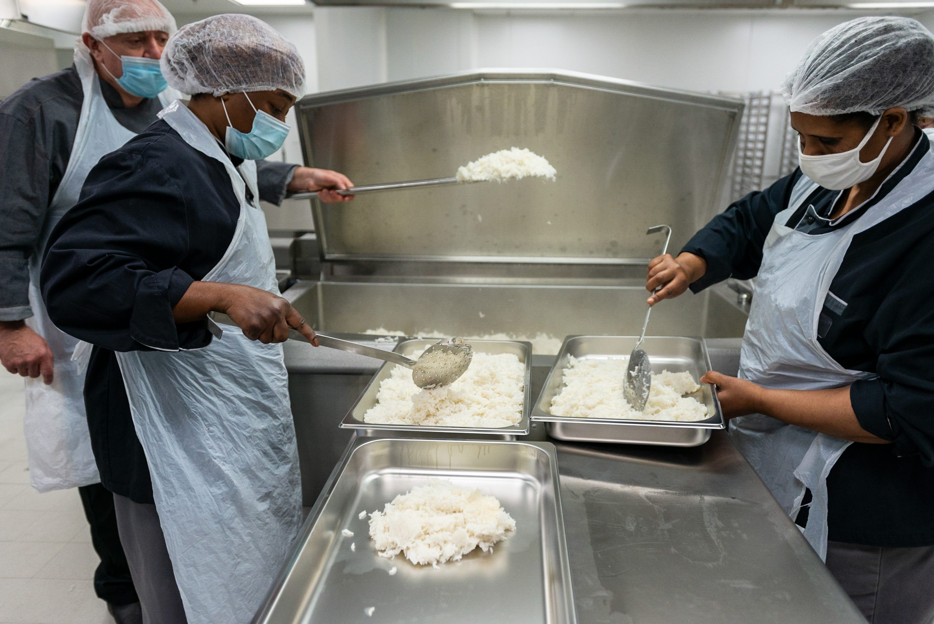 L'équipe de Label Gamelle demarre l'activité de l'entreprise le premier jour de production de repas. Label Gamelle est une cuisine centrale où mitonner des repas de grande qualité pour les plus démunis.Label Gamelle est ainsi une entreprise au service de l’humain qui concilie activité économique et utilité sociale. Une entreprise d'insertion, la grande majorité des employés de Label gamelle sont des personnes recrutées en contrat à durée déterminée d’insertion (CDDI). Montreuil, France.