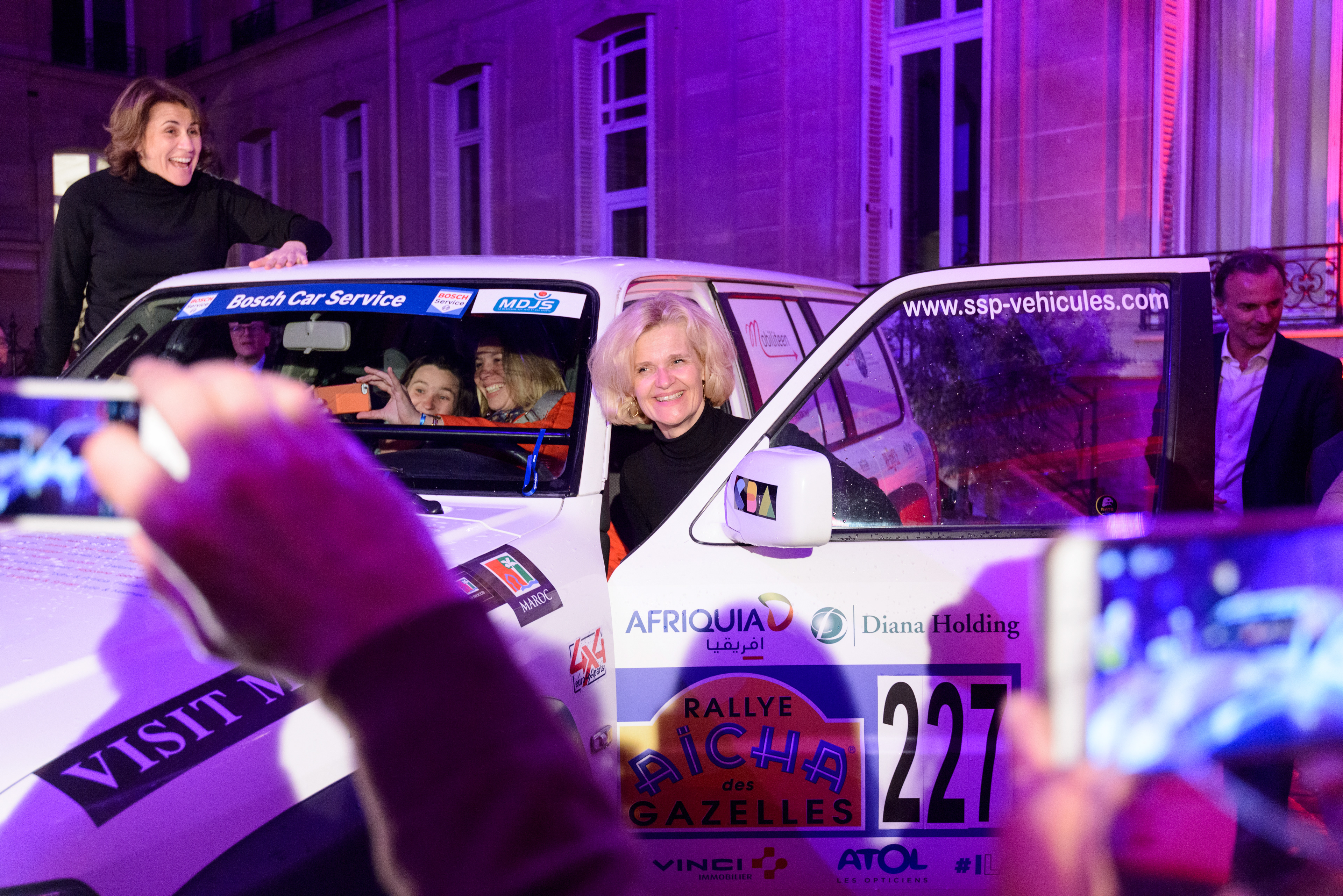 Pot de départ d'Isabelle et d'Inès, et leur 4X4, au Maroc pour Le Rallye des Gazelles (rallye féminin) à l'Hôtel Alfred Sommier. Paris, France.