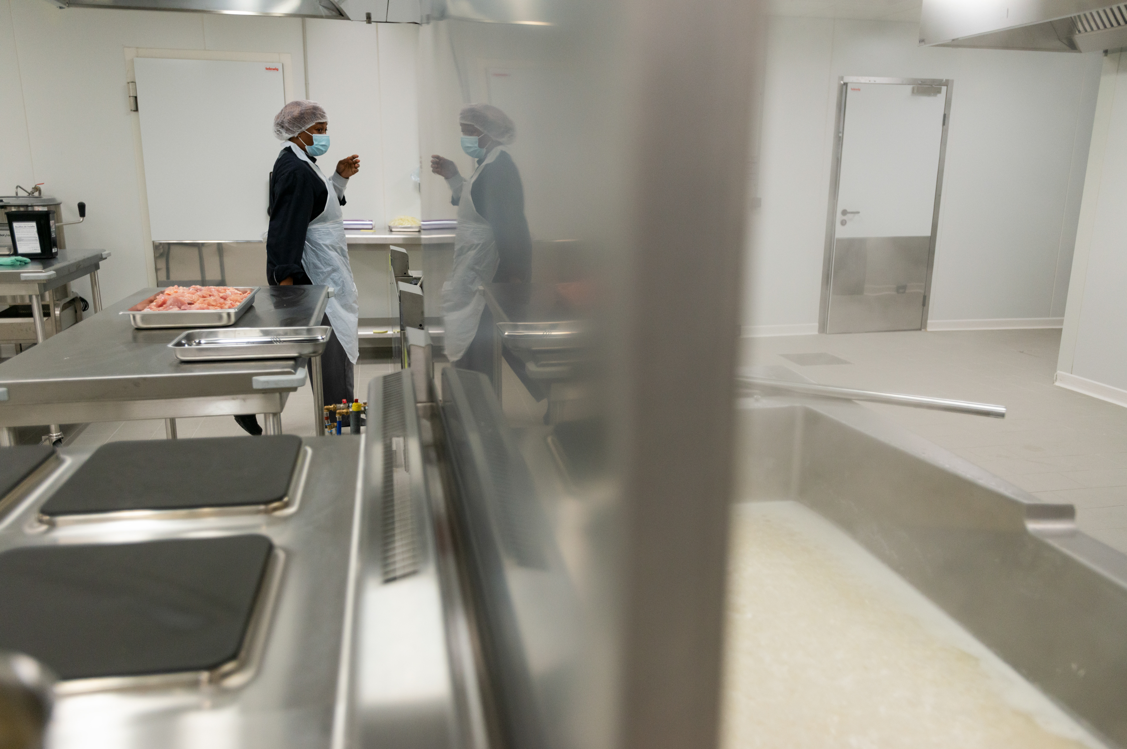 L'équipe de Label Gamelle demarre l'activité de l'entreprise le premier jour de production de repas. Label Gamelle est une cuisine centrale où mitonner des repas de grande qualité pour les plus démunis.Label Gamelle est ainsi une entreprise au service de l’humain qui concilie activité économique et utilité sociale. Une entreprise d'insertion, la grande majorité des employés de Label gamelle sont des personnes recrutées en contrat à durée déterminée d’insertion (CDDI). Montreuil, France.