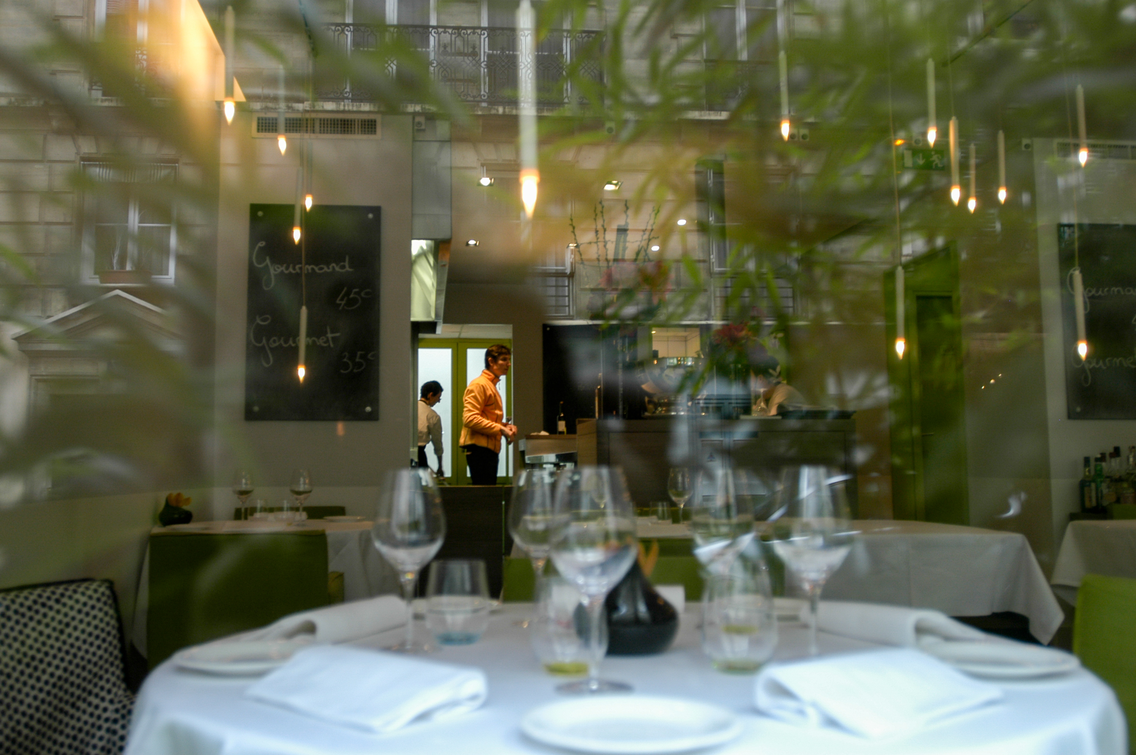 Le Bigarrade, restaurant double étoilé, dans le quartier des Batignoles de Paris.