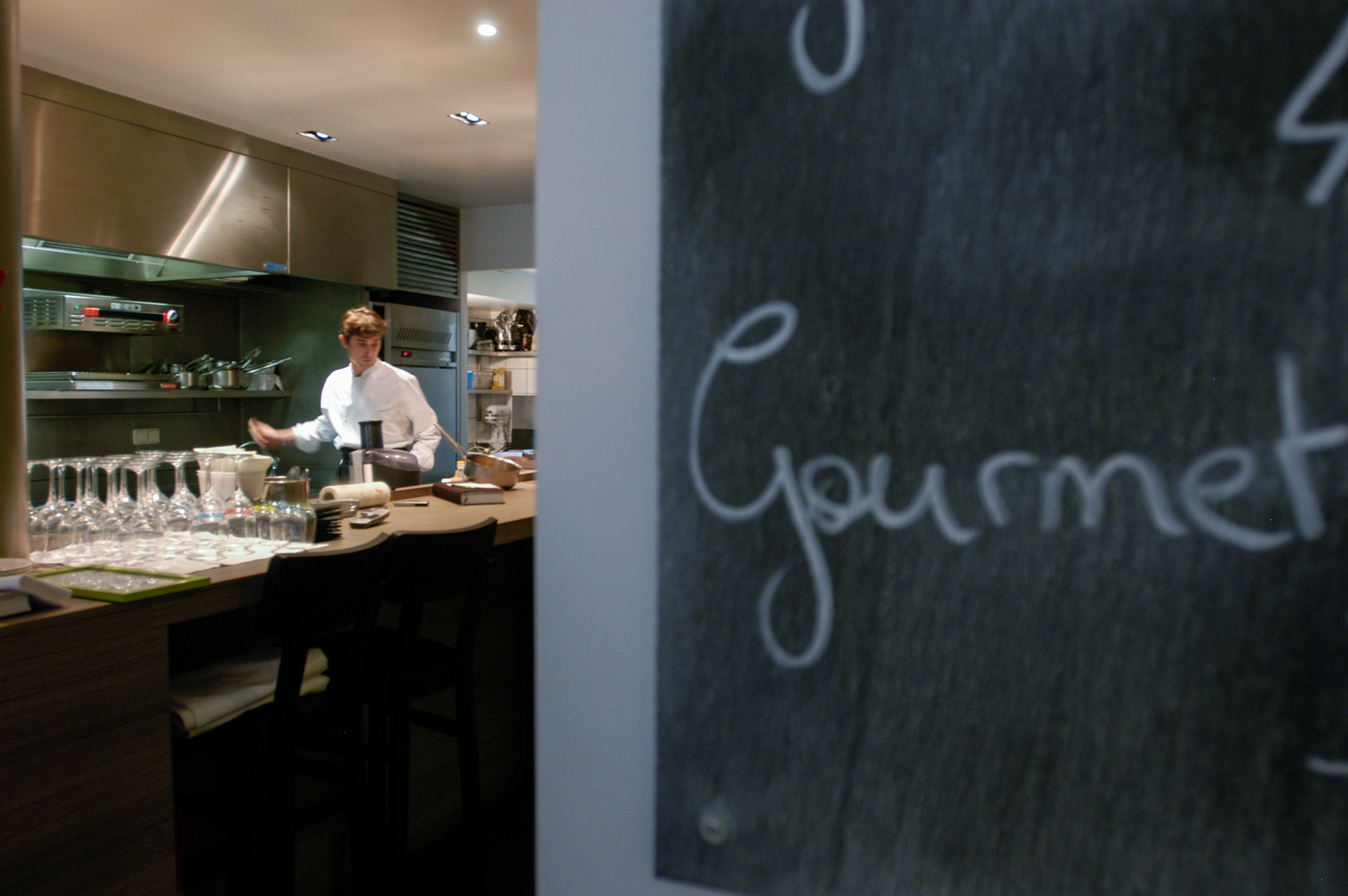 Christophe Pelé, chef du Bigarrade, restaurant double étoilé, dans le quartier des Batignoles de Paris.