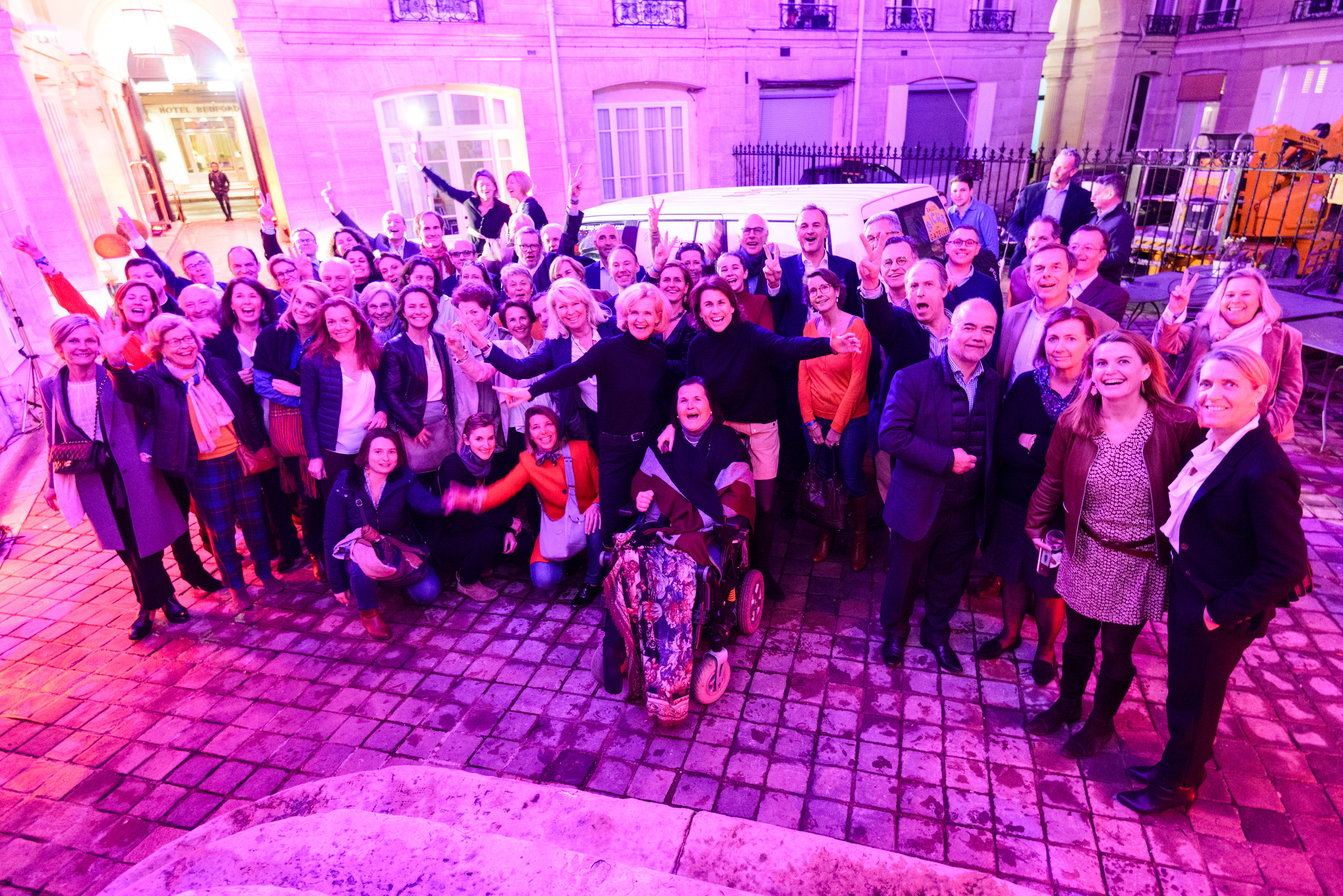 Pot de départ d'Isabelle et d'Inès, et leur 4X4, au Maroc pour Le Rallye des Gazelles (rallye féminin) à l'Hôtel Alfred Sommier. Paris, France.