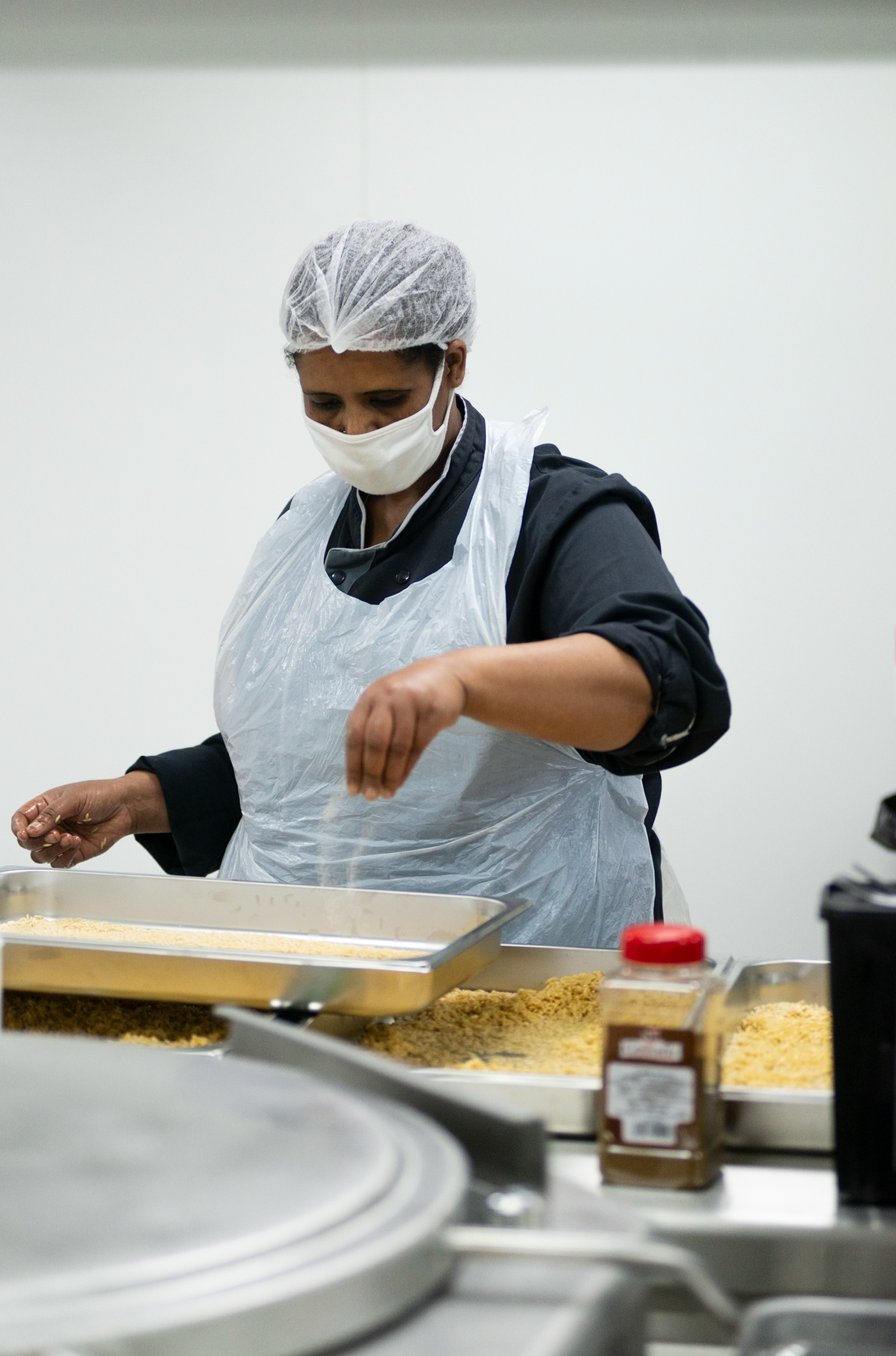 L'équipe de Label Gamelle demarre l'activité de l'entreprise le premier jour de production de repas. Label Gamelle est une cuisine centrale où mitonner des repas de grande qualité pour les plus démunis.Label Gamelle est ainsi une entreprise au service de l’humain qui concilie activité économique et utilité sociale. Une entreprise d'insertion, la grande majorité des employés de Label gamelle sont des personnes recrutées en contrat à durée déterminée d’insertion (CDDI). Montreuil, France.
