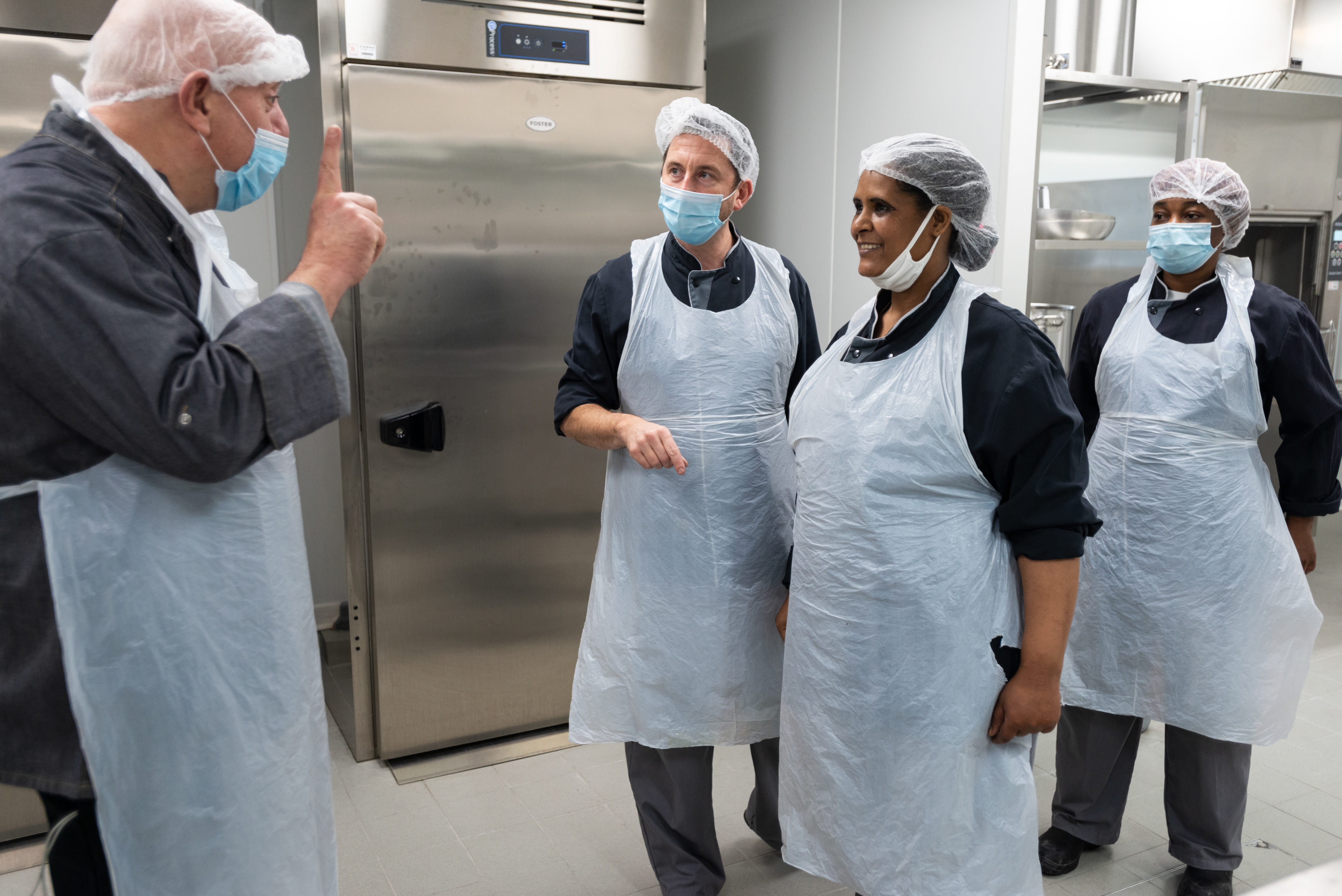 L'équipe de Label Gamelle demarre l'activité de l'entreprise le premier jour de production de repas. Label Gamelle est une cuisine centrale où mitonner des repas de grande qualité pour les plus démunis.Label Gamelle est ainsi une entreprise au service de l’humain qui concilie activité économique et utilité sociale. Une entreprise d'insertion, la grande majorité des employés de Label gamelle sont des personnes recrutées en contrat à durée déterminée d’insertion (CDDI). Montreuil, France.