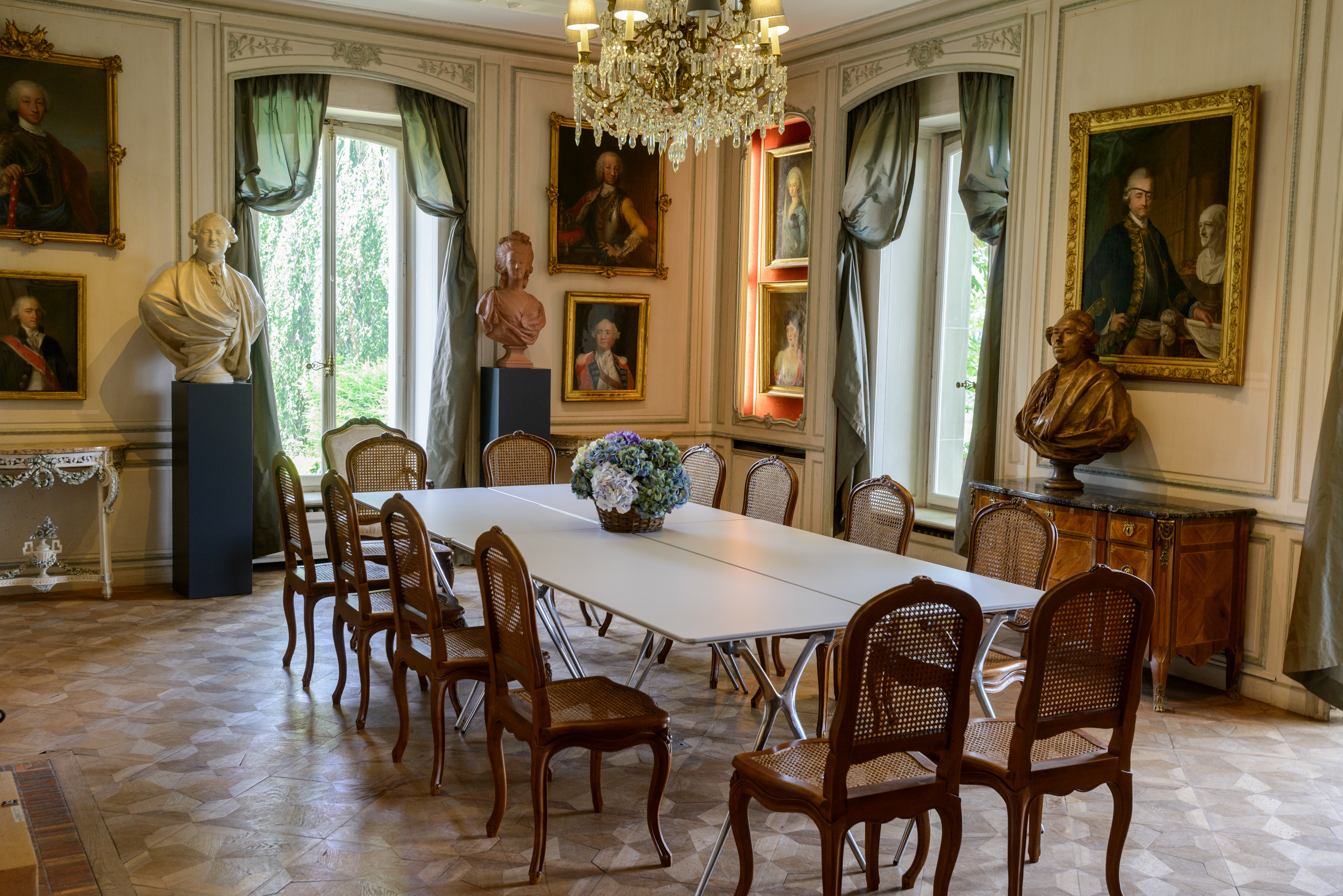 Une salle de conférence dans le Musée des Suisses dans le Monde au Domaine de Penthes. Pregny-Chambesy, Genève, Suisse.
