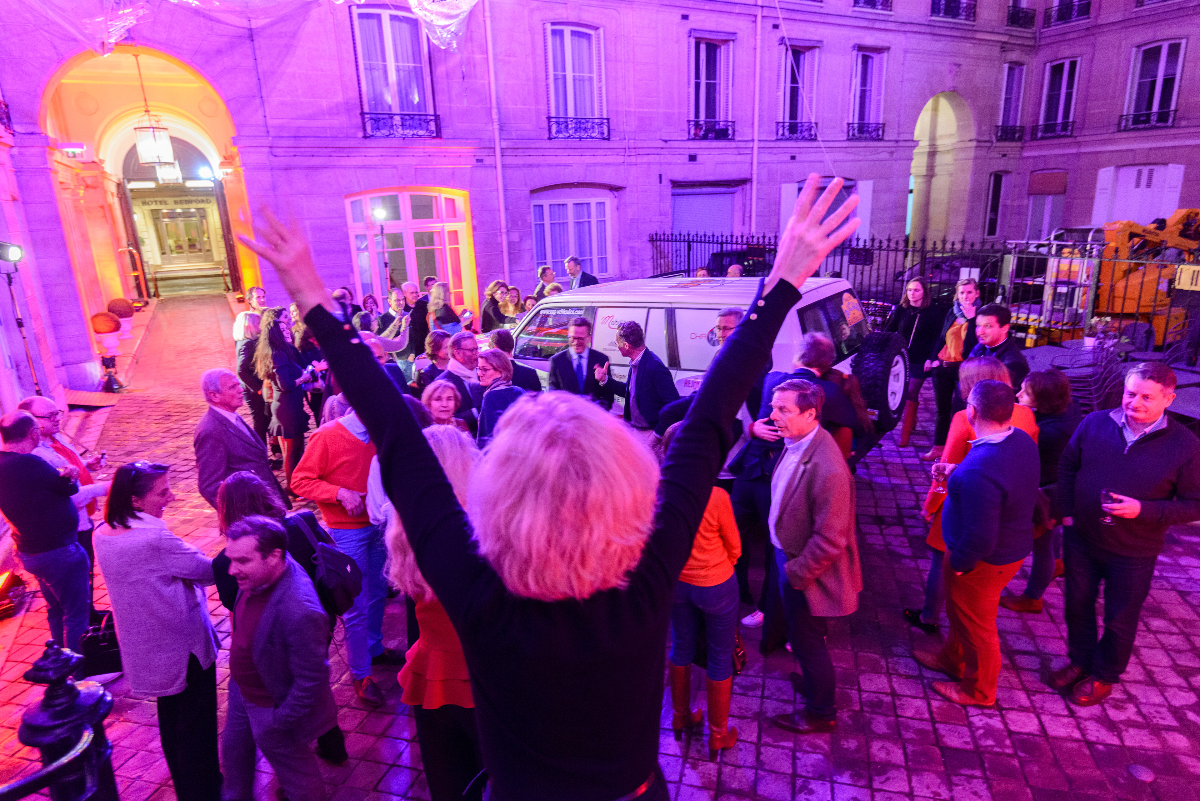 Pot de départ d'Isabelle et d'Inès, et leur 4X4, au Maroc pour Le Rallye des Gazelles (rallye féminin) à l'Hôtel Alfred Sommier. Paris, France.