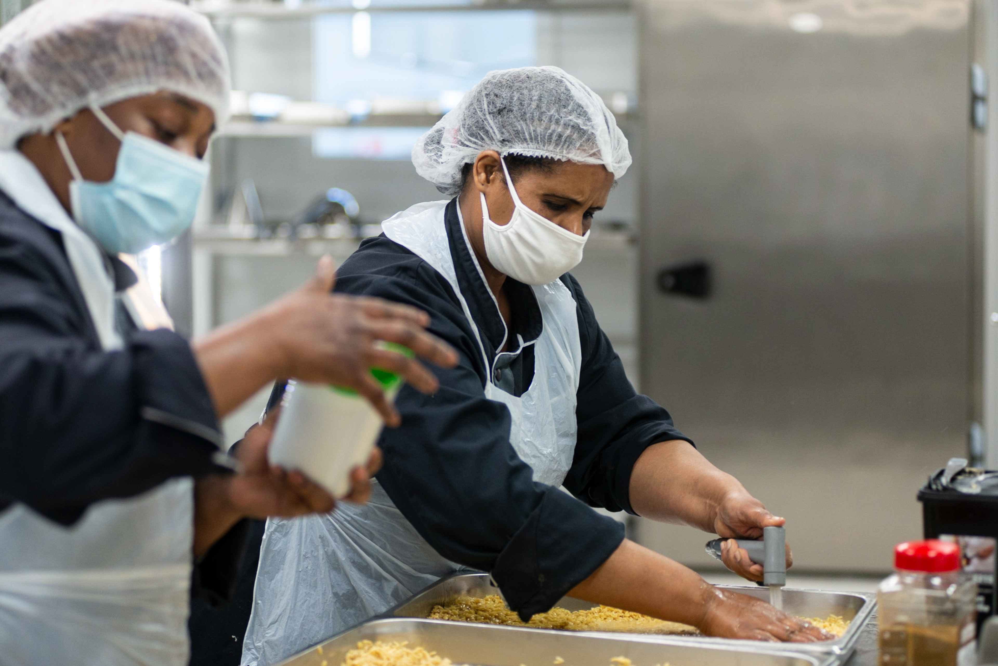 L'équipe de Label Gamelle demarre l'activité de l'entreprise le premier jour de production de repas. Label Gamelle est une cuisine centrale où mitonner des repas de grande qualité pour les plus démunis.Label Gamelle est ainsi une entreprise au service de l’humain qui concilie activité économique et utilité sociale. Une entreprise d'insertion, la grande majorité des employés de Label gamelle sont des personnes recrutées en contrat à durée déterminée d’insertion (CDDI). Montreuil, France.
