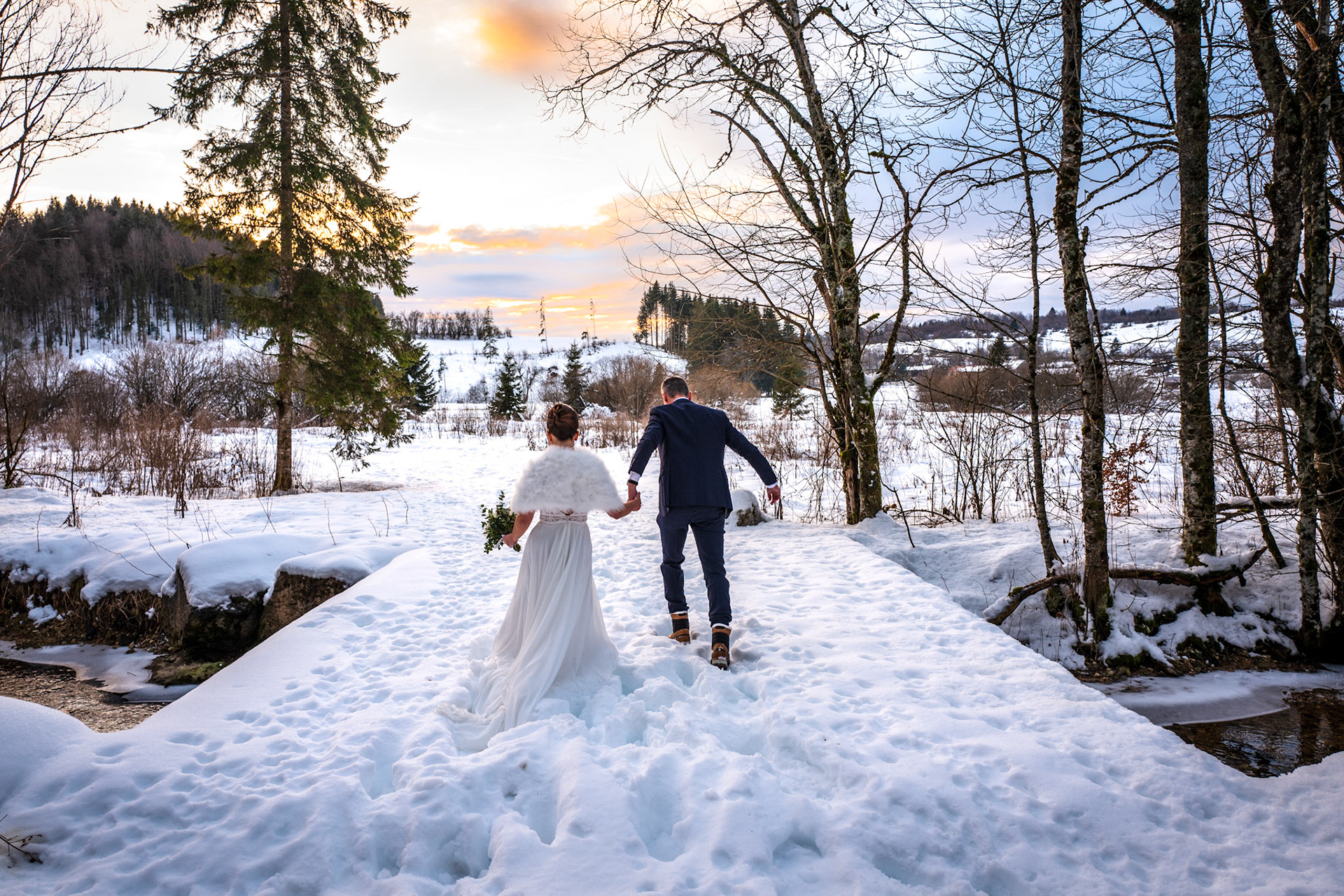 Manteau blanc et lumière d'hiver pour ce mariage heureux 💕