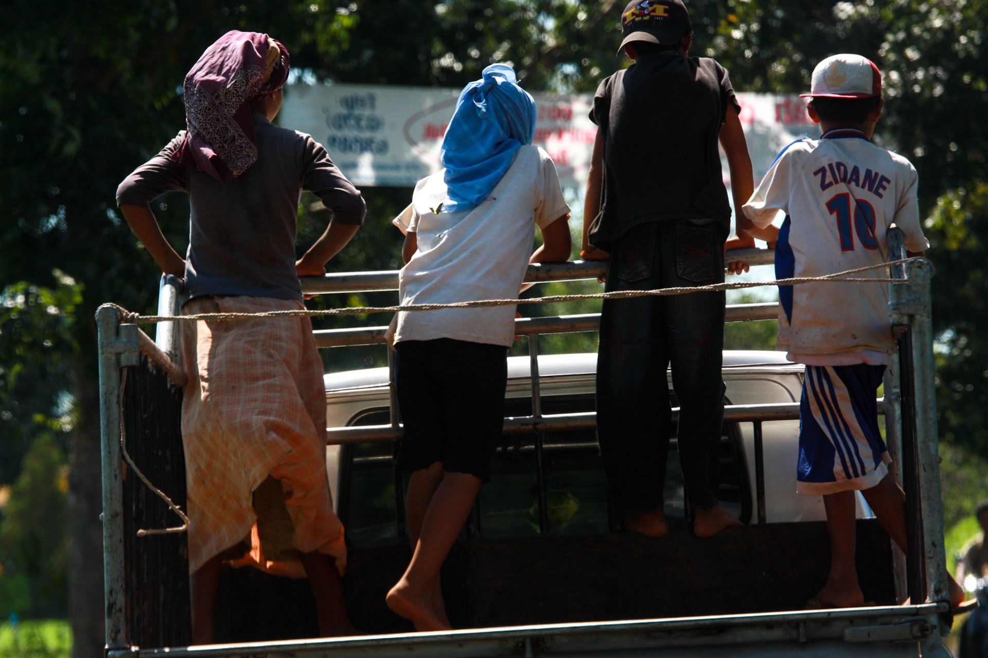Sur une route sinueuse de Bali, je vois ces enfants debouts et cramponnés à ce camion. L'un d'eux porte un maillot de celui qui est peut-être son idole...