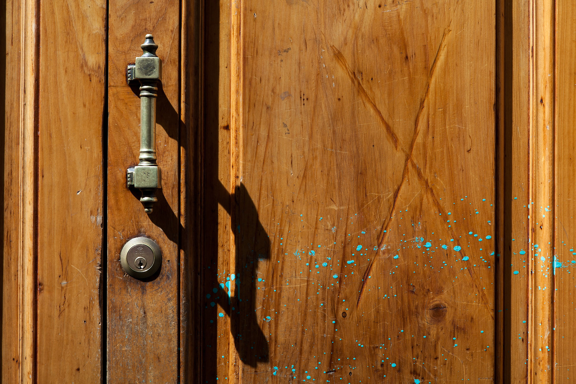 Touches de couleur sur une porte Florentine