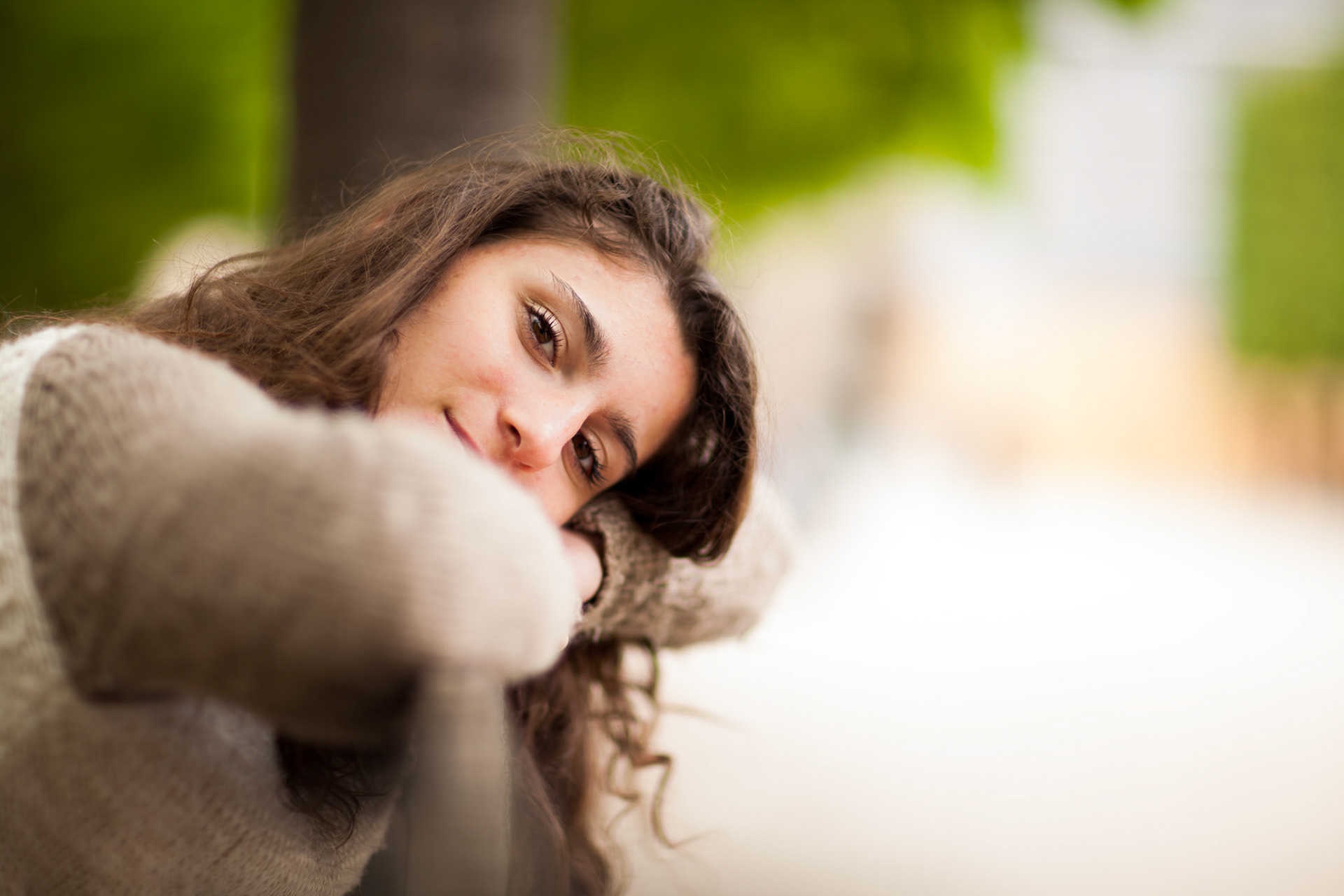 Portrait dans un jardin parisien