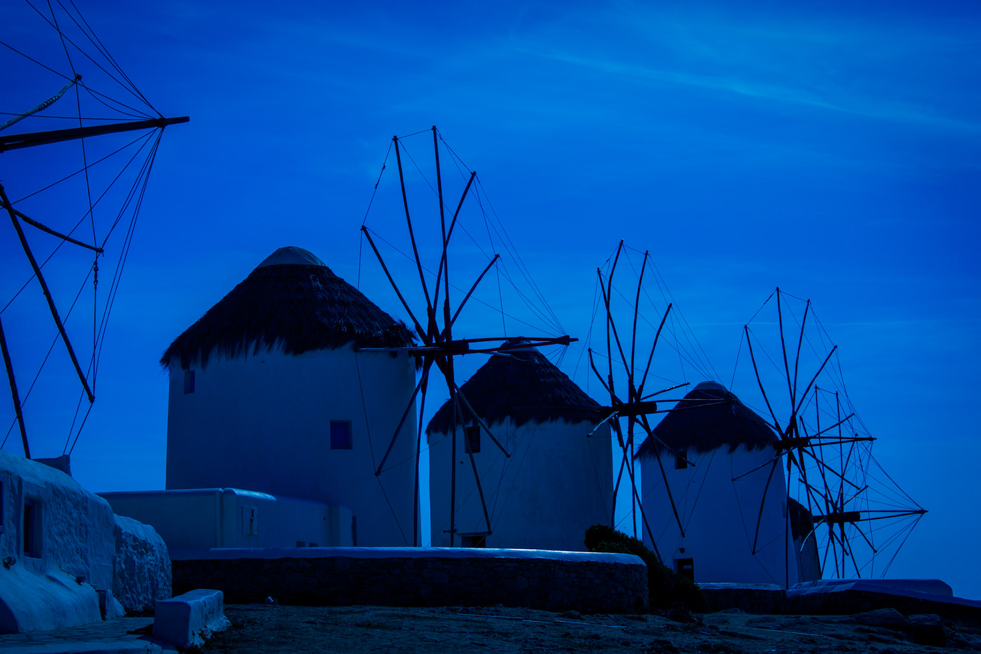 Moulins de mykonos à la lueur de la lune
