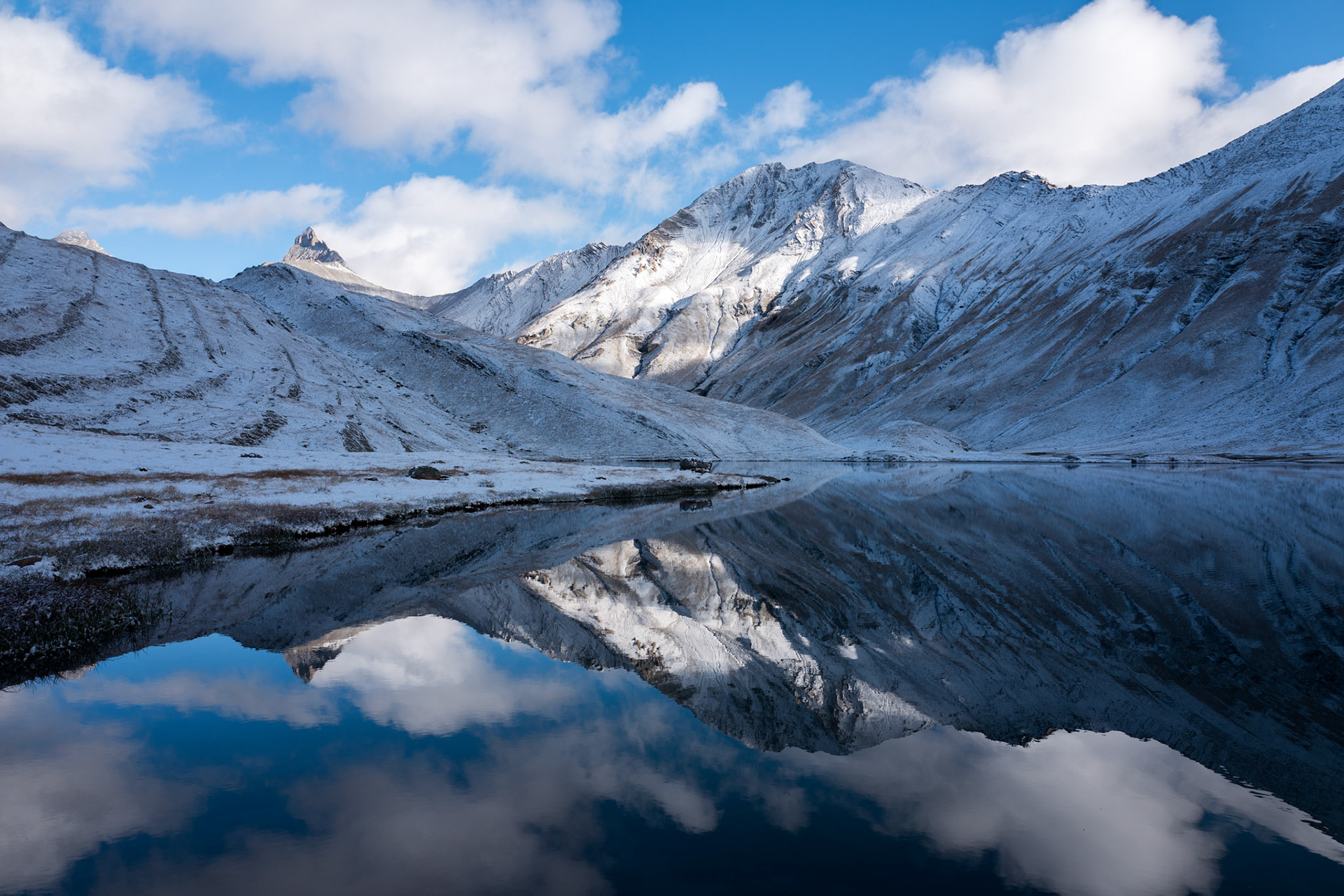 Ciel, montagne et neige dans le lac de Goléon