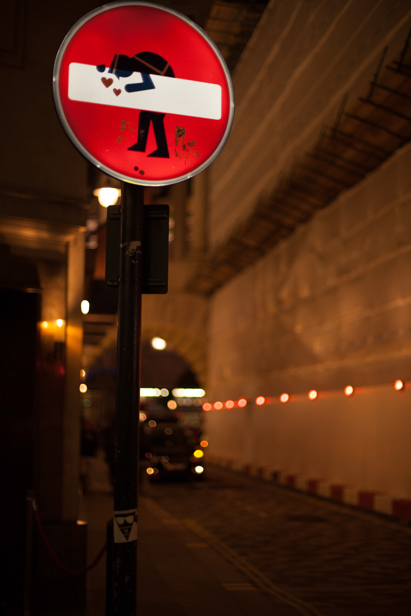La créativité n'a pas de limite... même pour un panneau de signalisation. Je vous laisse en deviner le sens...