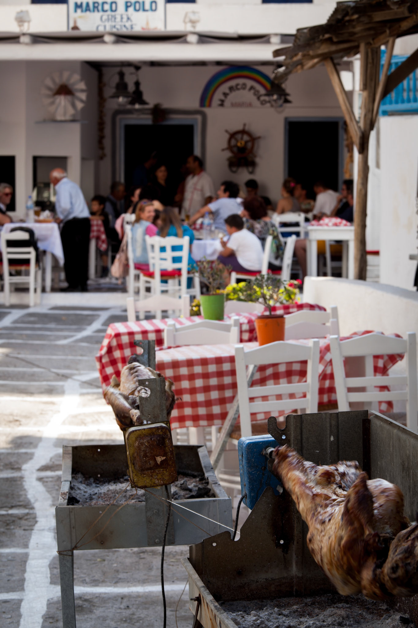 De douces odeurs de grillades et une atmosphère chaleureuse se diffusent de ce restaurant traditionnel à Mikonos...