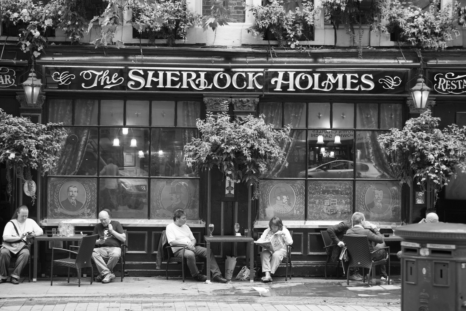 Des histoires, des chemins de vie différents qui se retrouvent à un instant T à la terrasse d’un café d’une autre époque...