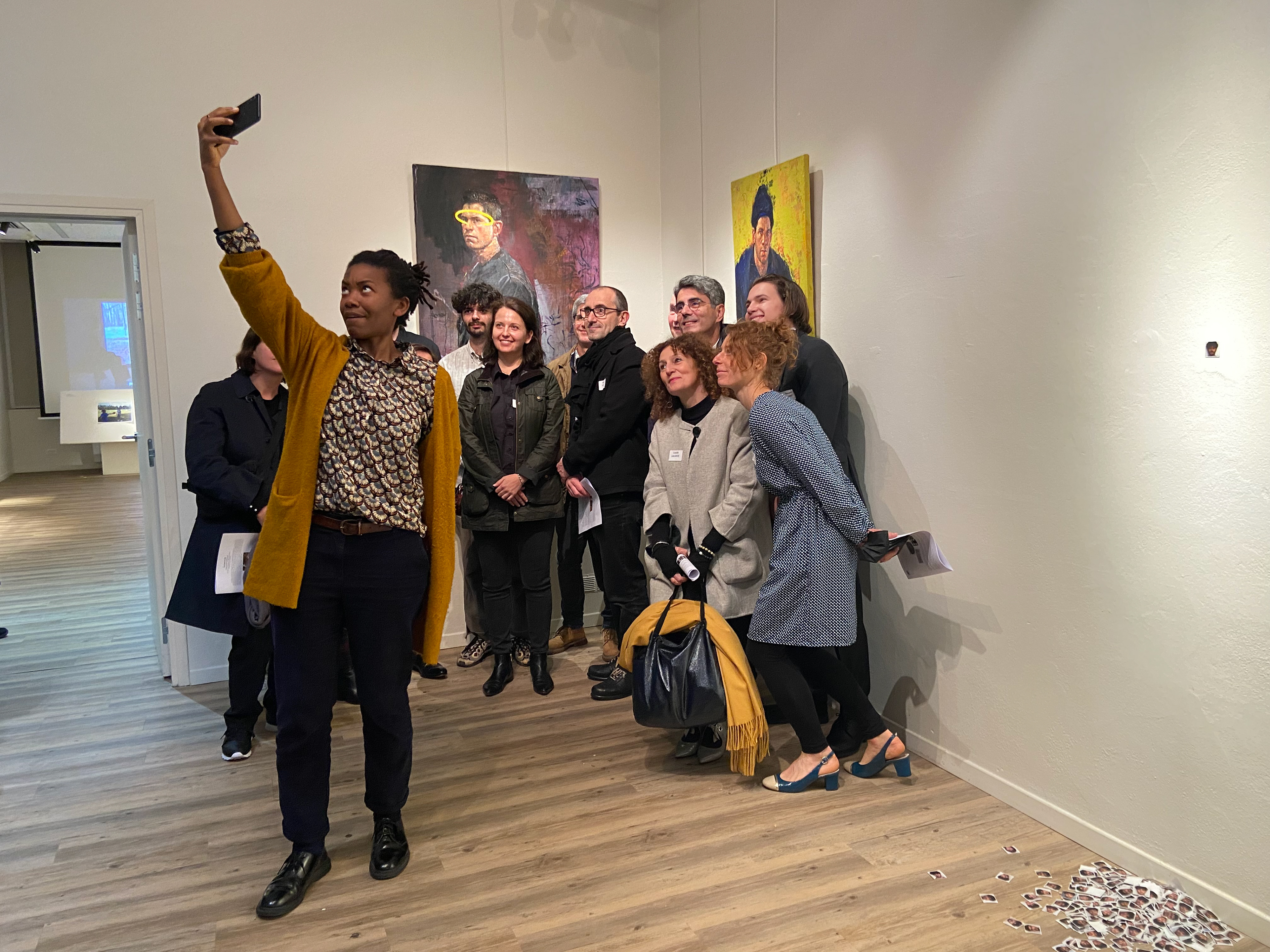 selfie avec tous les artistes et le Maire