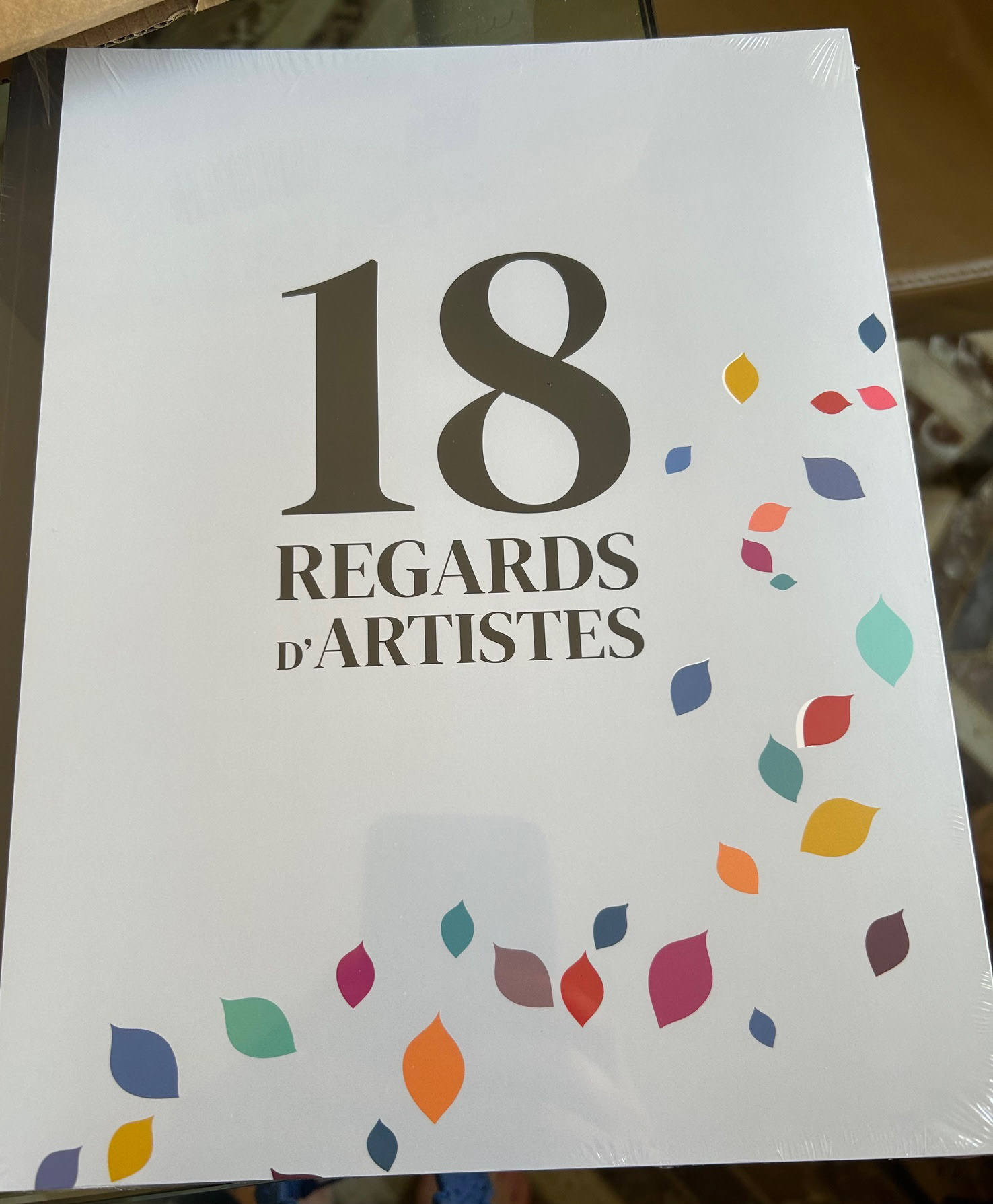 Voici le catalogue Le livre d'Art, je fais partie des 18 artistes qui ont été sélectionnés pour recevoir ce prix au Salon d' Automne