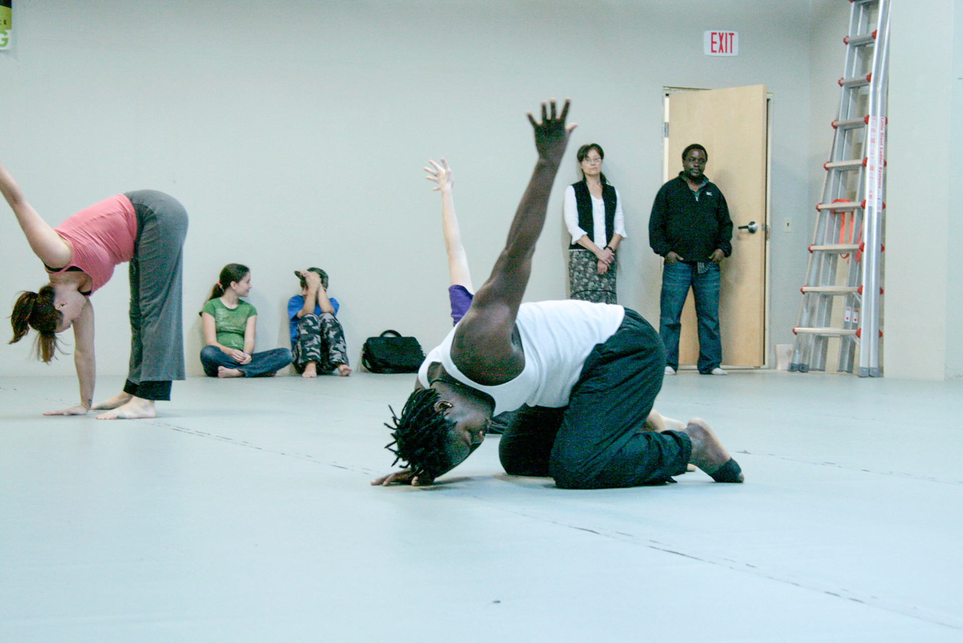 Agnieszka dancers in synchronization.