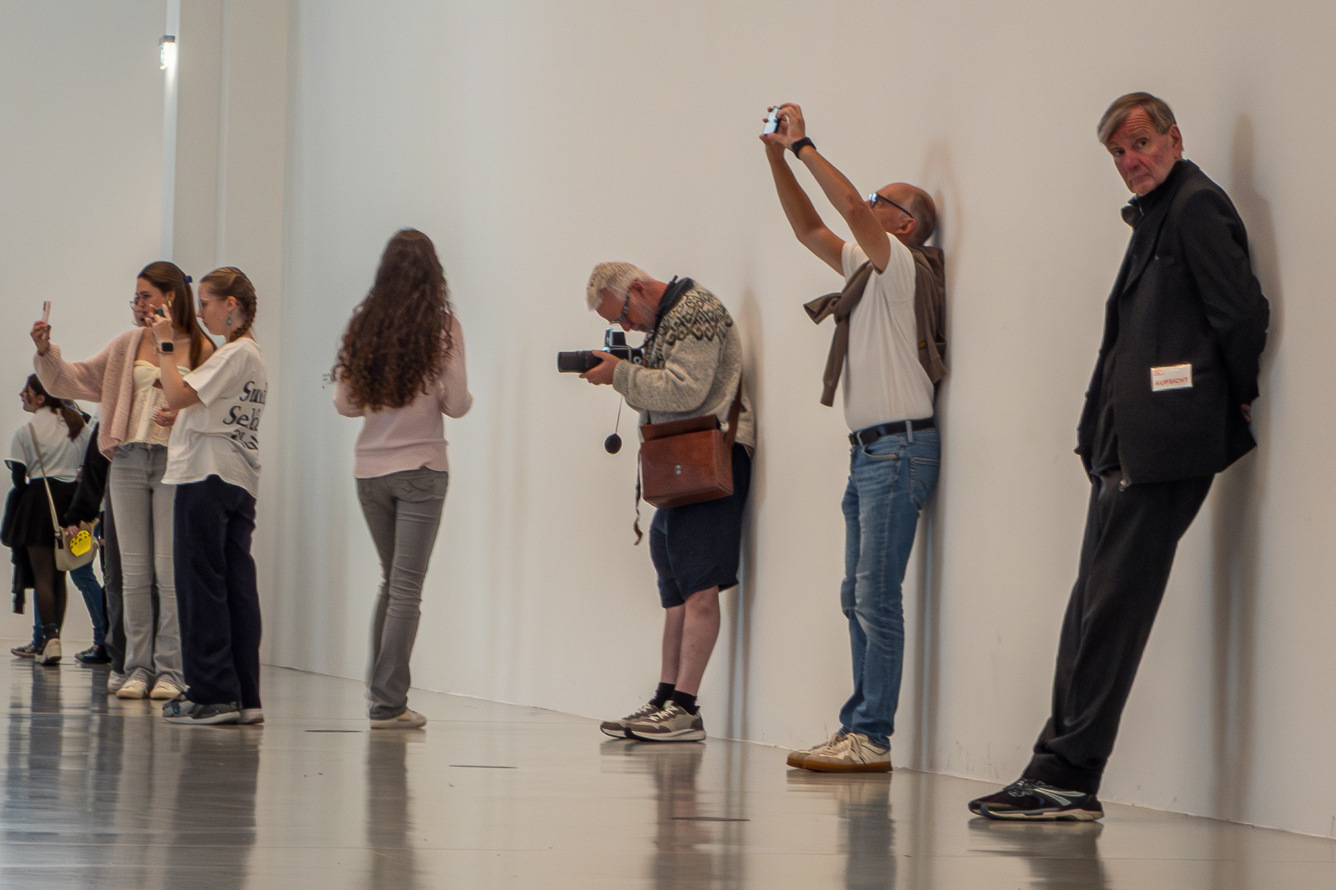 Besucher einer Ausstellung