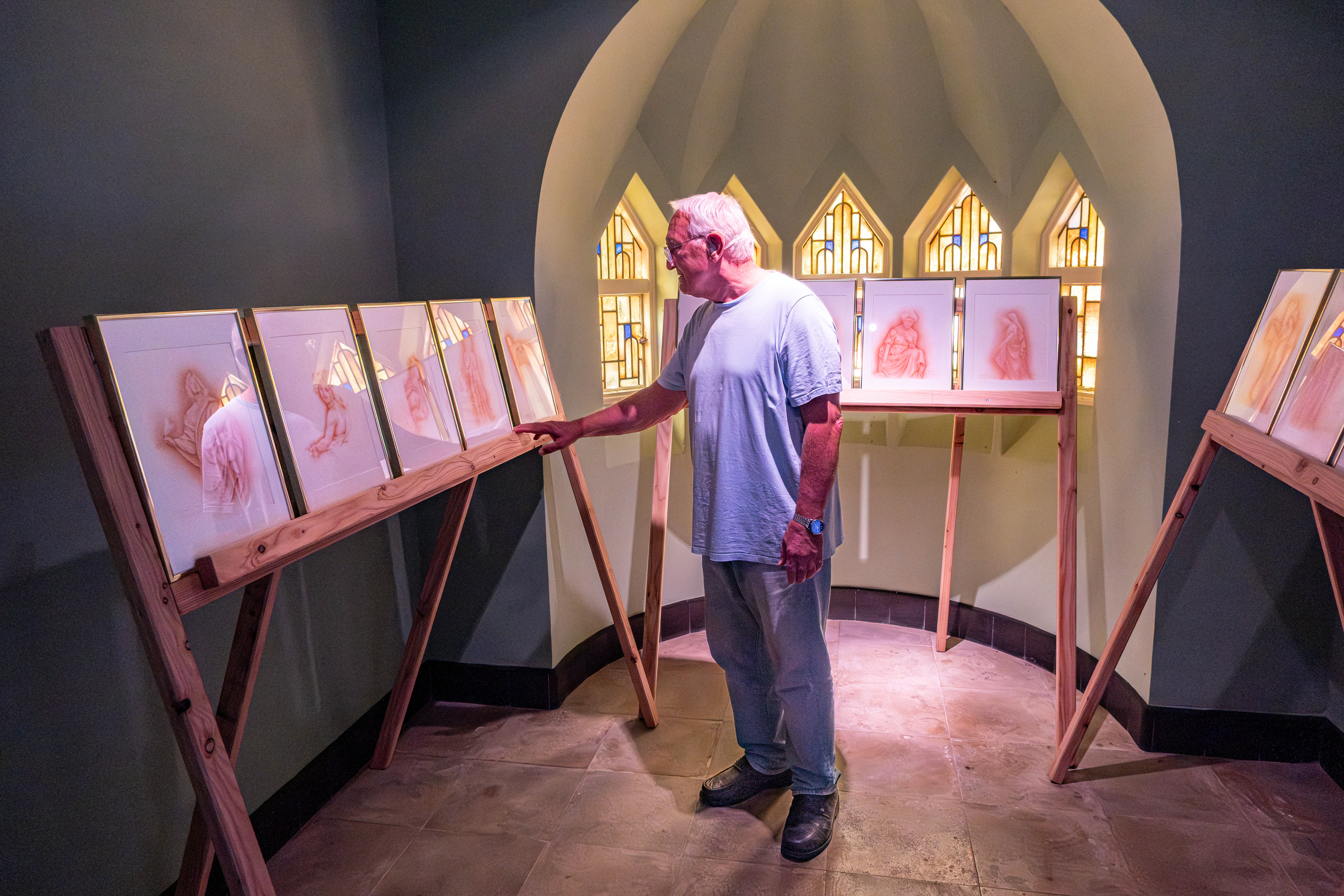 Einr Künstler in seiner Ausstellung