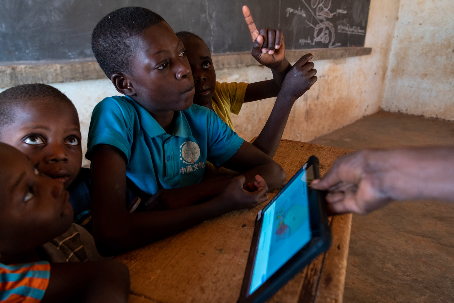 Sadoré school with tablet