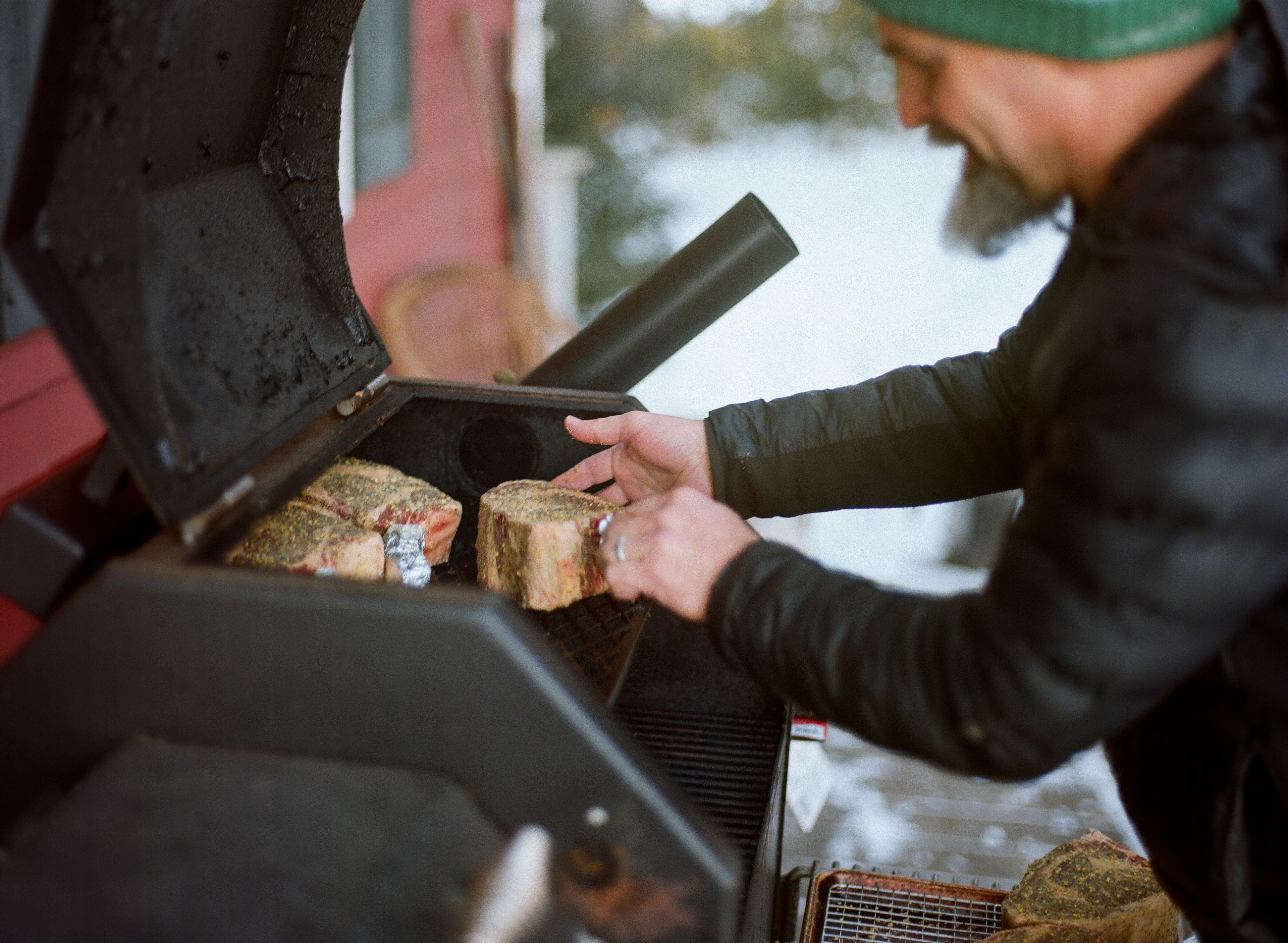 Dad smoking some steaks