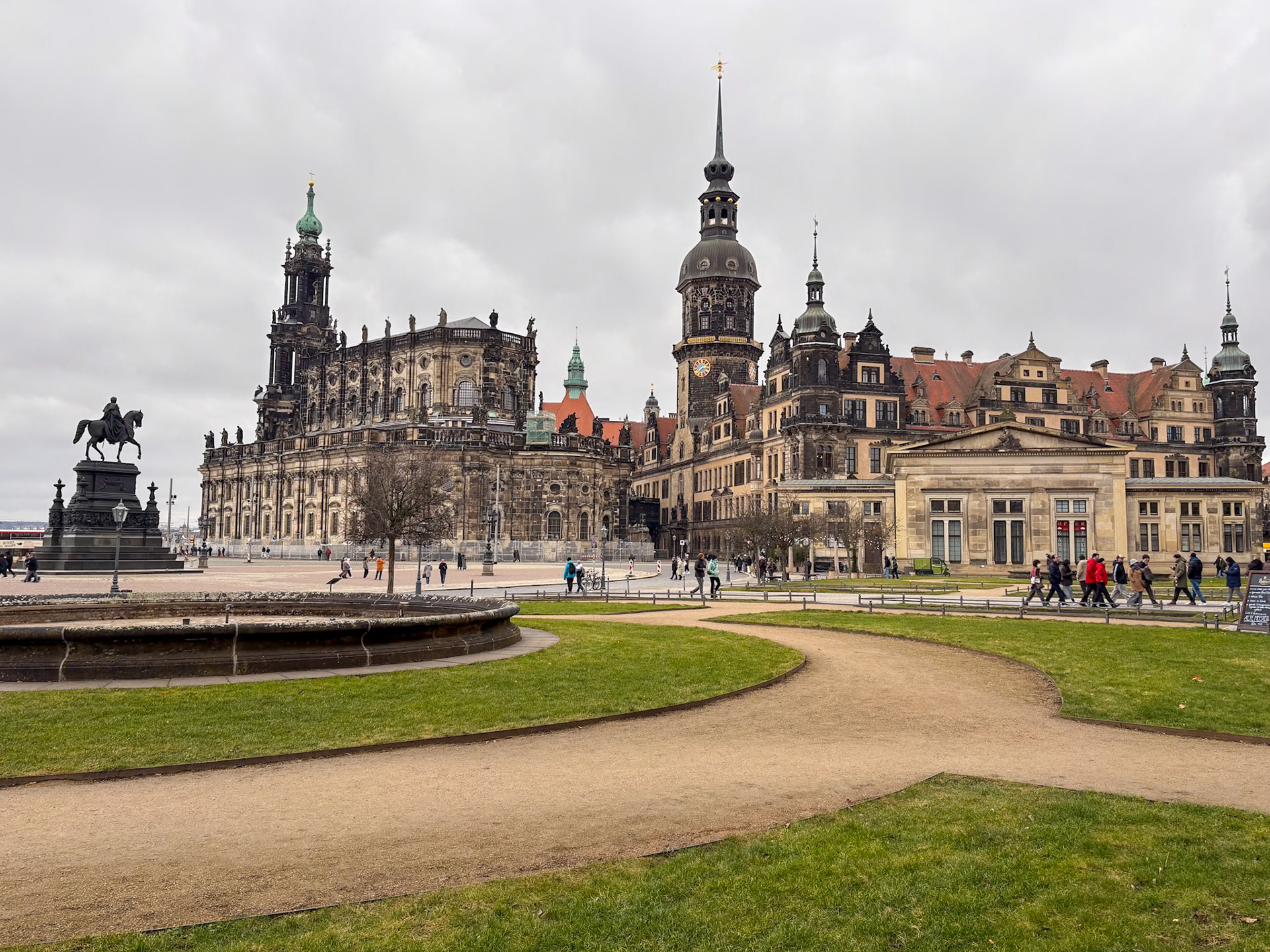 La cathédrale et le château de la résidence