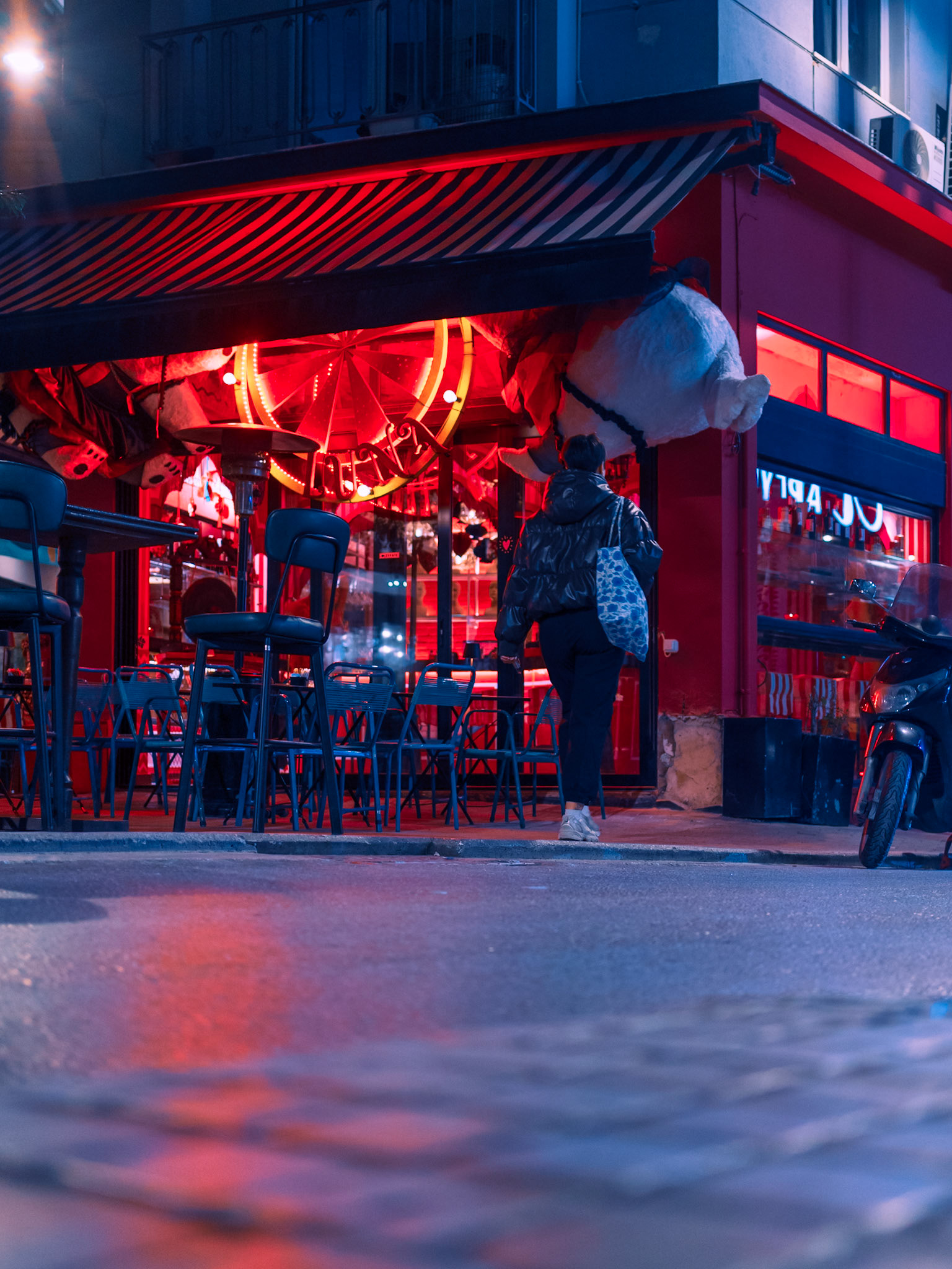 People give #streets life ♥️Scattered across #Athens, among the city's blues, one may find specks of #redhues, giving a touch of joy to your eyes 🥰The thing about #nightstreetphotography is that, at this time, the urban vibes are so much stronger, as you come across those heading for a drink 🍷, a dinner 🍽️, or just a meetup. It's so challenging to stay focused, and alert for your next interesting frame, but it's a challenge I'll take any day 🤘(The shots were taken with a #35mm f/1.8 on my @SonyAlpha 7iii 📸)Let me know your thoughts 👇